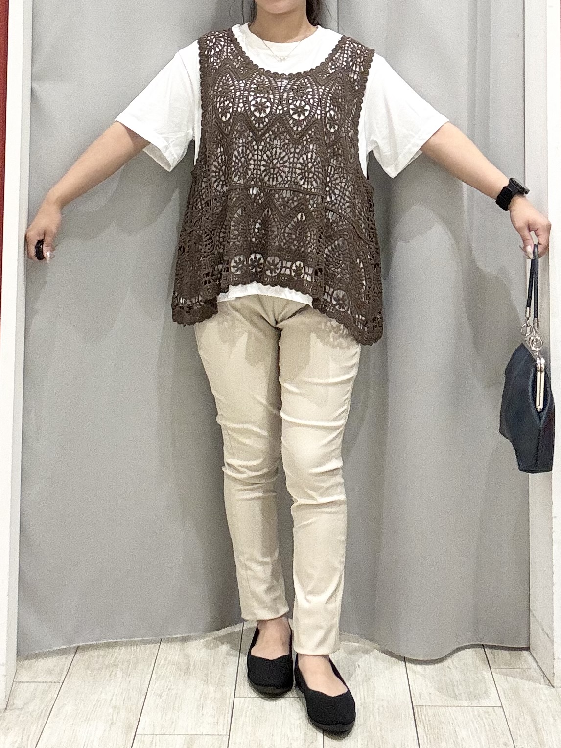 shioさんの「SHOO･LA･RUE｜【2点セット/体型カバー】瞬間レイヤードコーデが完成 クロシェ編みベスト+ロゴT」を使ったコーディネート