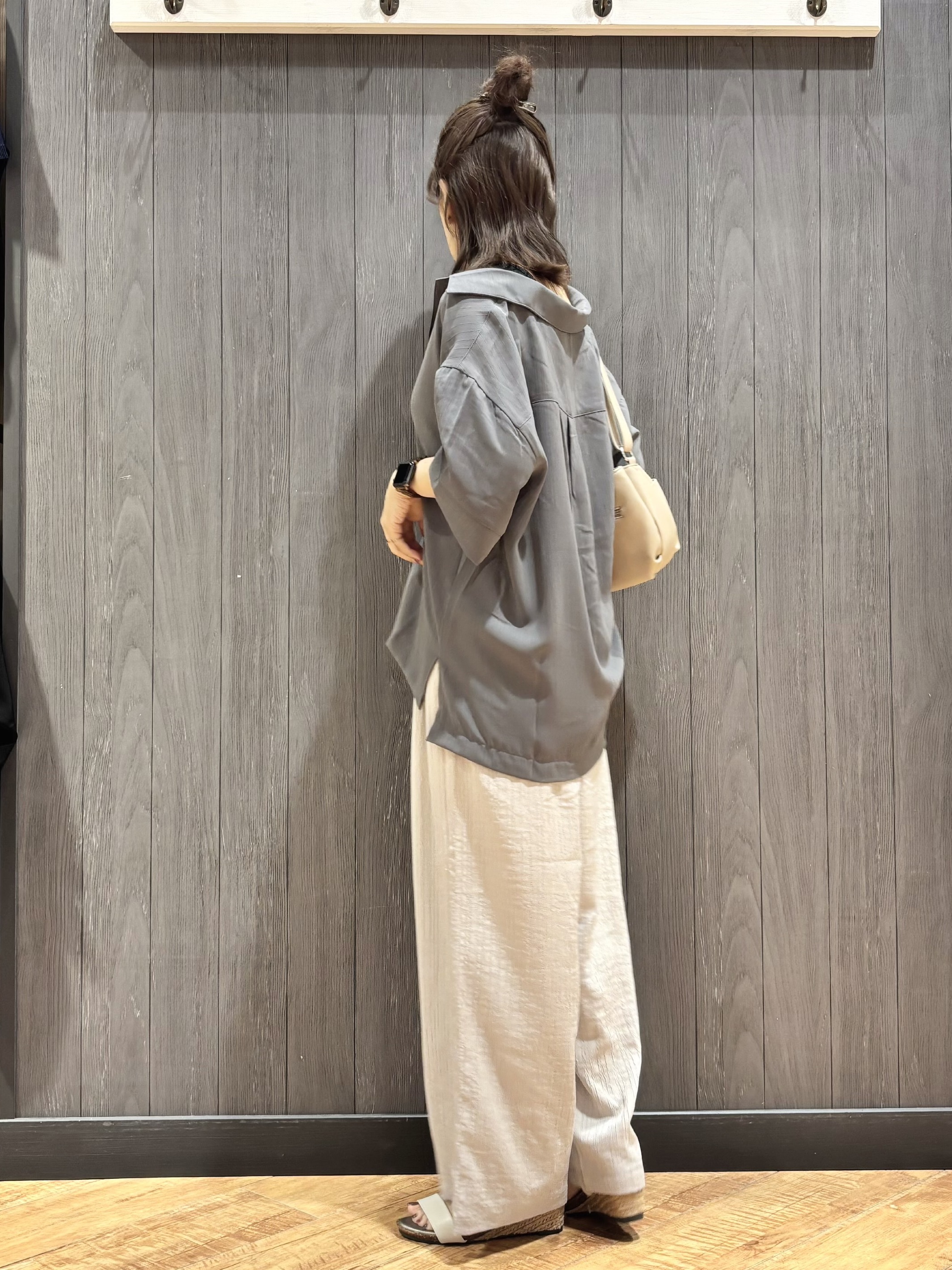 meiさんの「SHOO･LA･RUE｜【通気性〇/UV/S-LL】洗濯後しわになりにくい とろみストライプシャツ」を使ったコーディネート