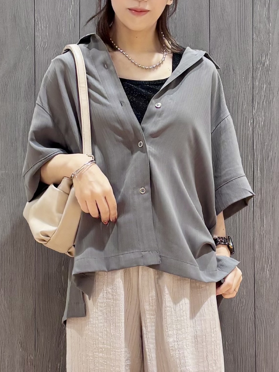 meiさんの「SHOO･LA･RUE｜【通気性〇/UV/S-LL】洗濯後しわになりにくい とろみストライプシャツ」を使ったコーディネート