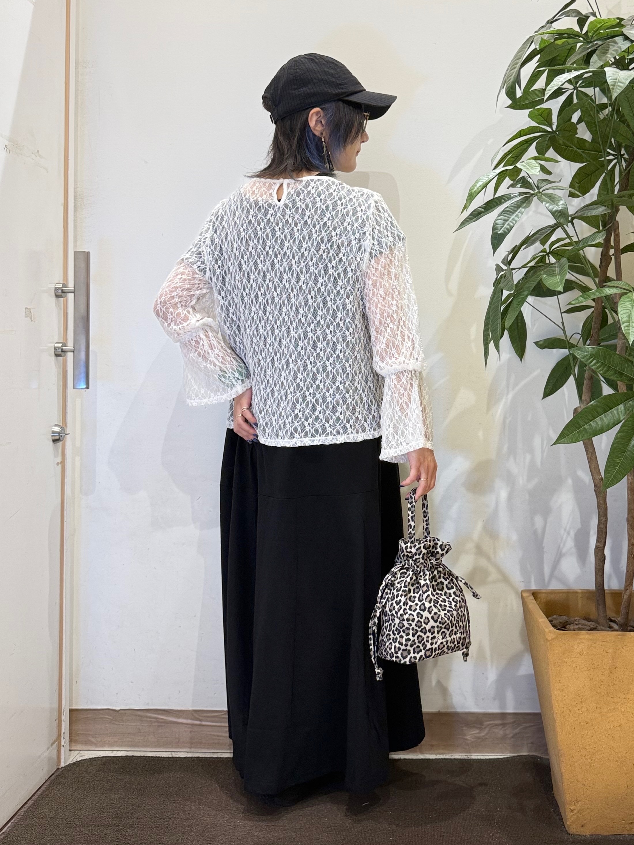 misakiさんの「SHOO･LA･RUE｜レースで華やかに映える 旬な透け感の レースシャーリングトップス」を使ったコーディネート