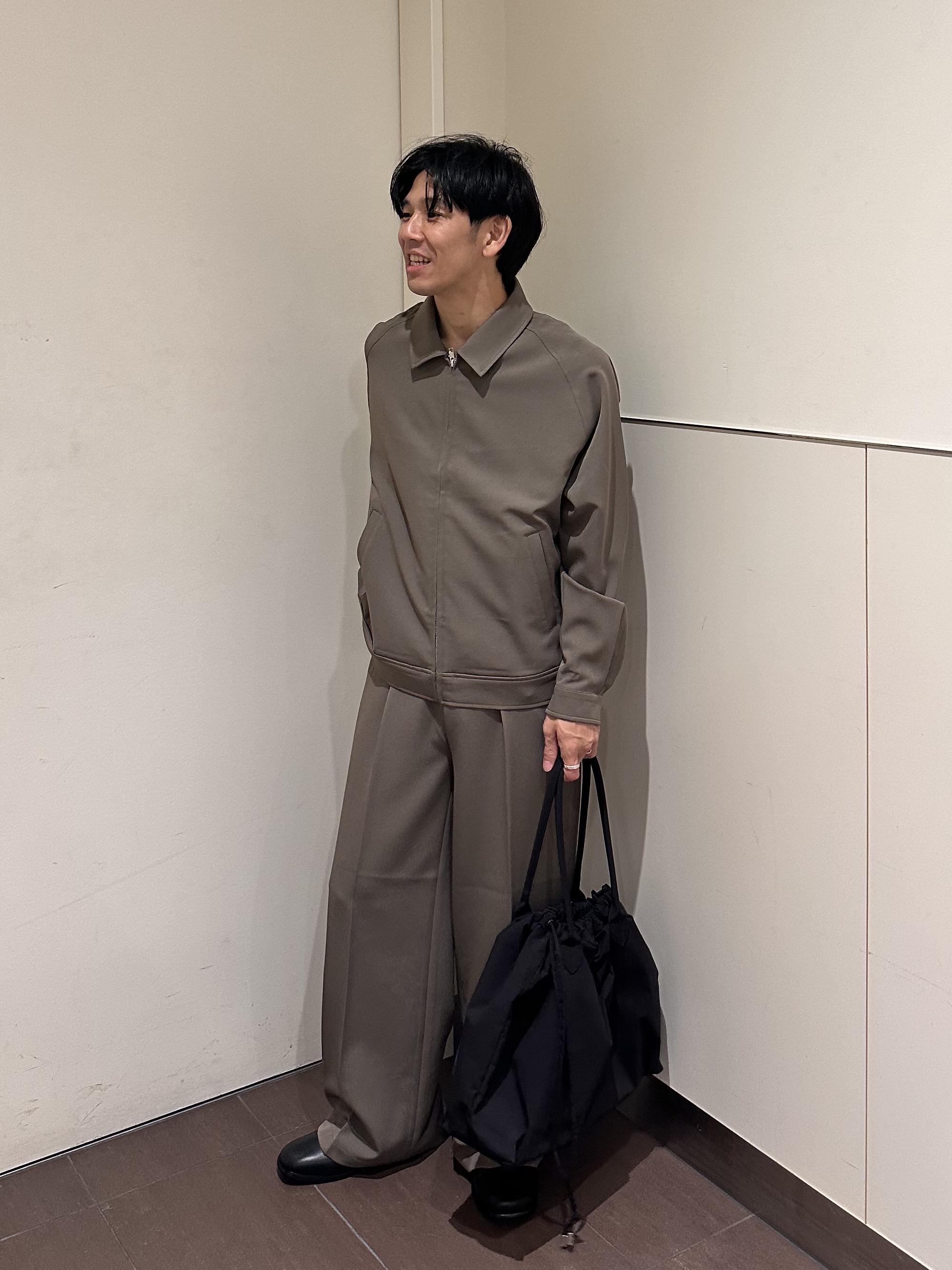 岡崎喬太さんの「tk.TAKEO KIKUCHI｜◆【防シワ／ストレッチ/セット対応可】smart shift series ジップブルゾン」を使ったコーディネート