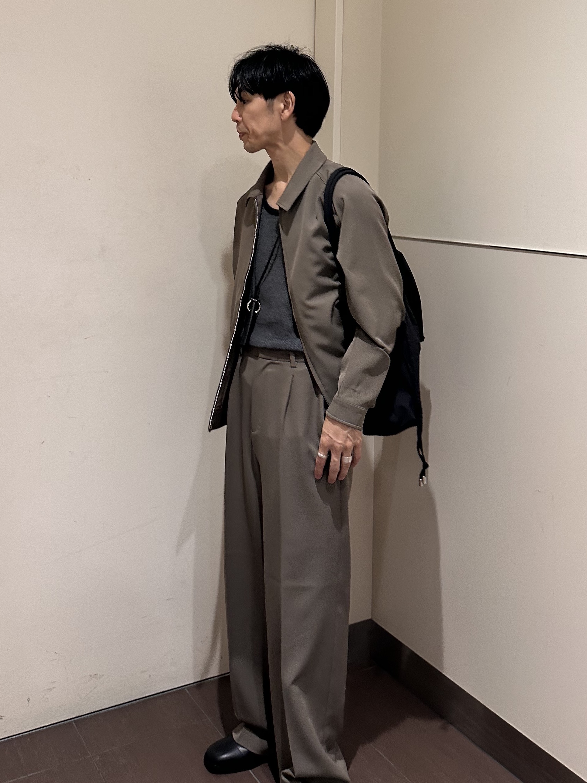 岡崎喬太さんの「tk.TAKEO KIKUCHI｜◆【防シワ／ストレッチ/セット対応可】smart shift series ジップブルゾン」を使ったコーディネート