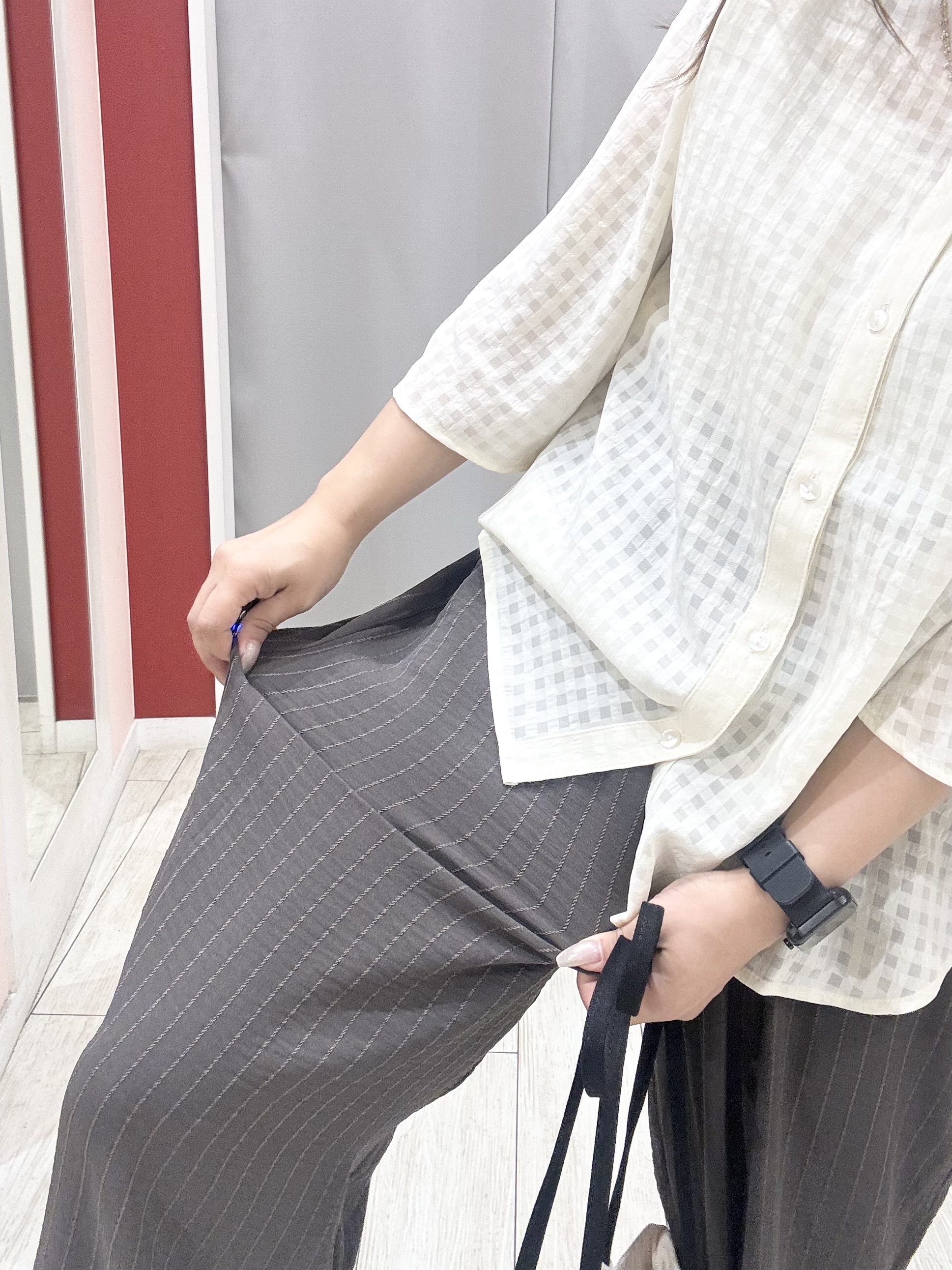 shioさんの「SHOO･LA･RUE｜【お袖丈選べる/UV/毛玉になりにくい】目を引く配色デザイン ボタンレスミドルカーディガン」を使ったコーディネート