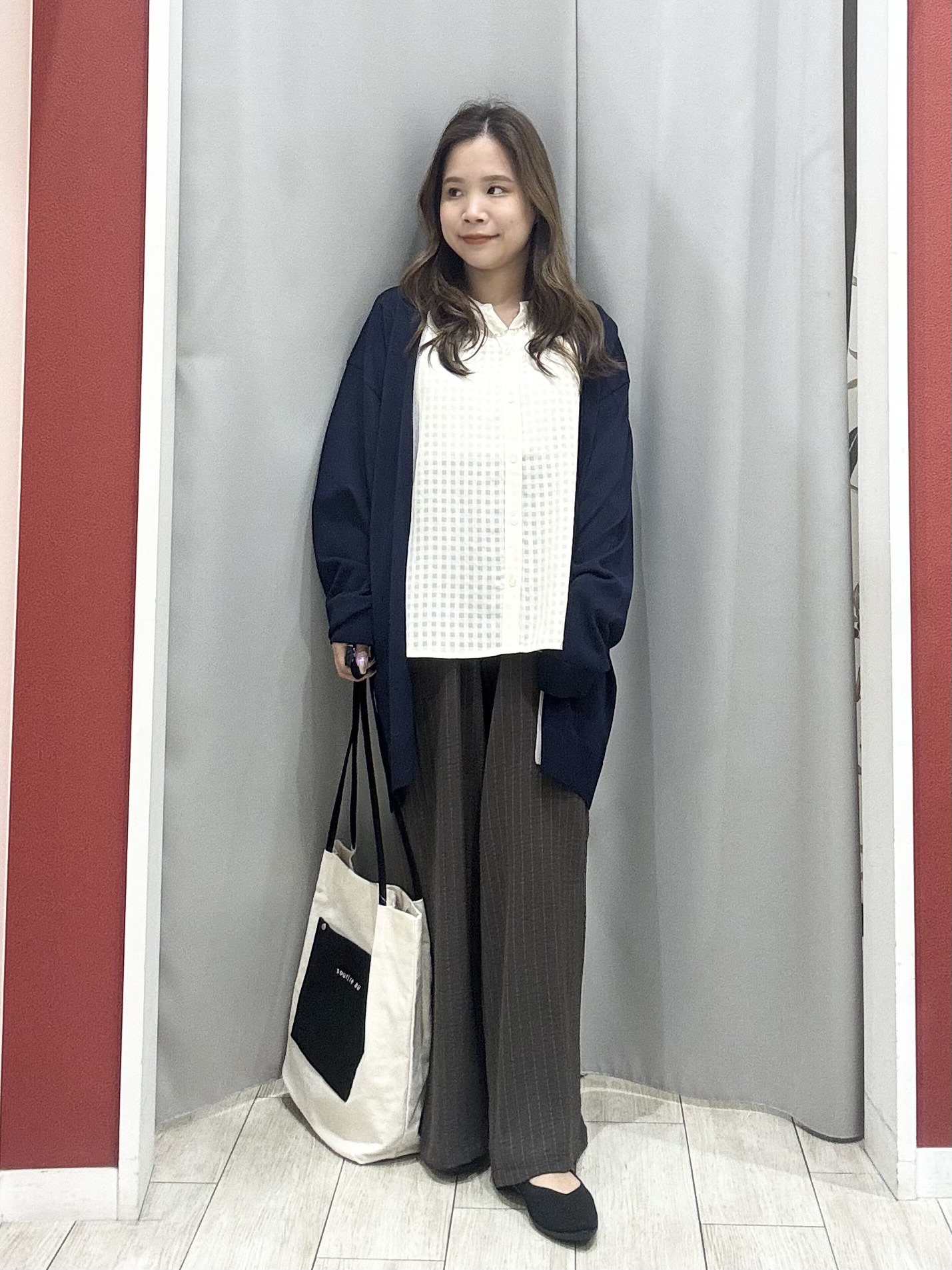 shioさんの「SHOO･LA･RUE｜【お袖丈選べる/UV/毛玉になりにくい】目を引く配色デザイン ボタンレスミドルカーディガン」を使ったコーディネート