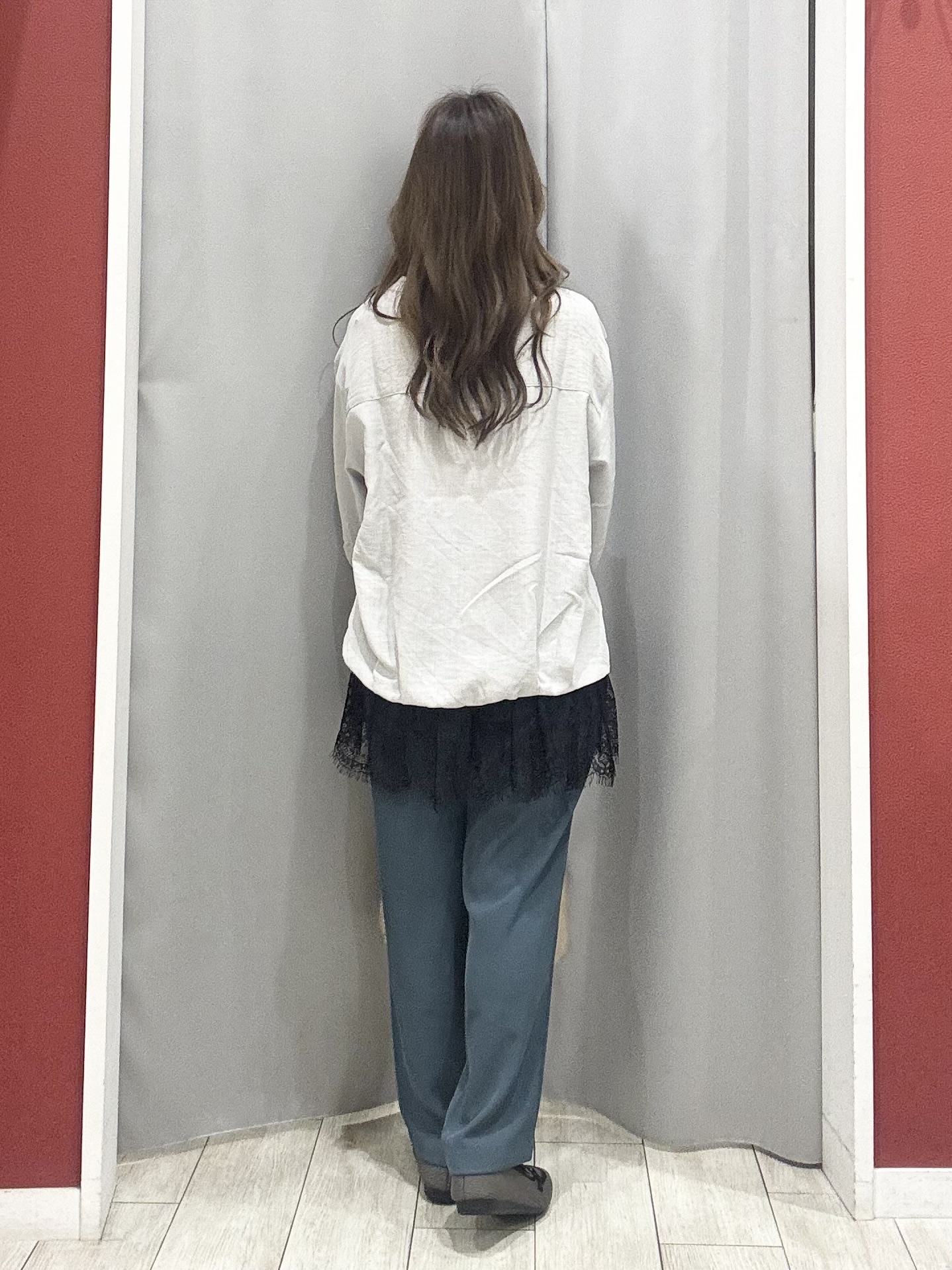 shioさんの「SHOO･LA･RUE｜【インしないで着られる/S-LL/洗濯機可】1枚で決まる裾レース 大人上品スキッパーブラウス」を使ったコーディネート