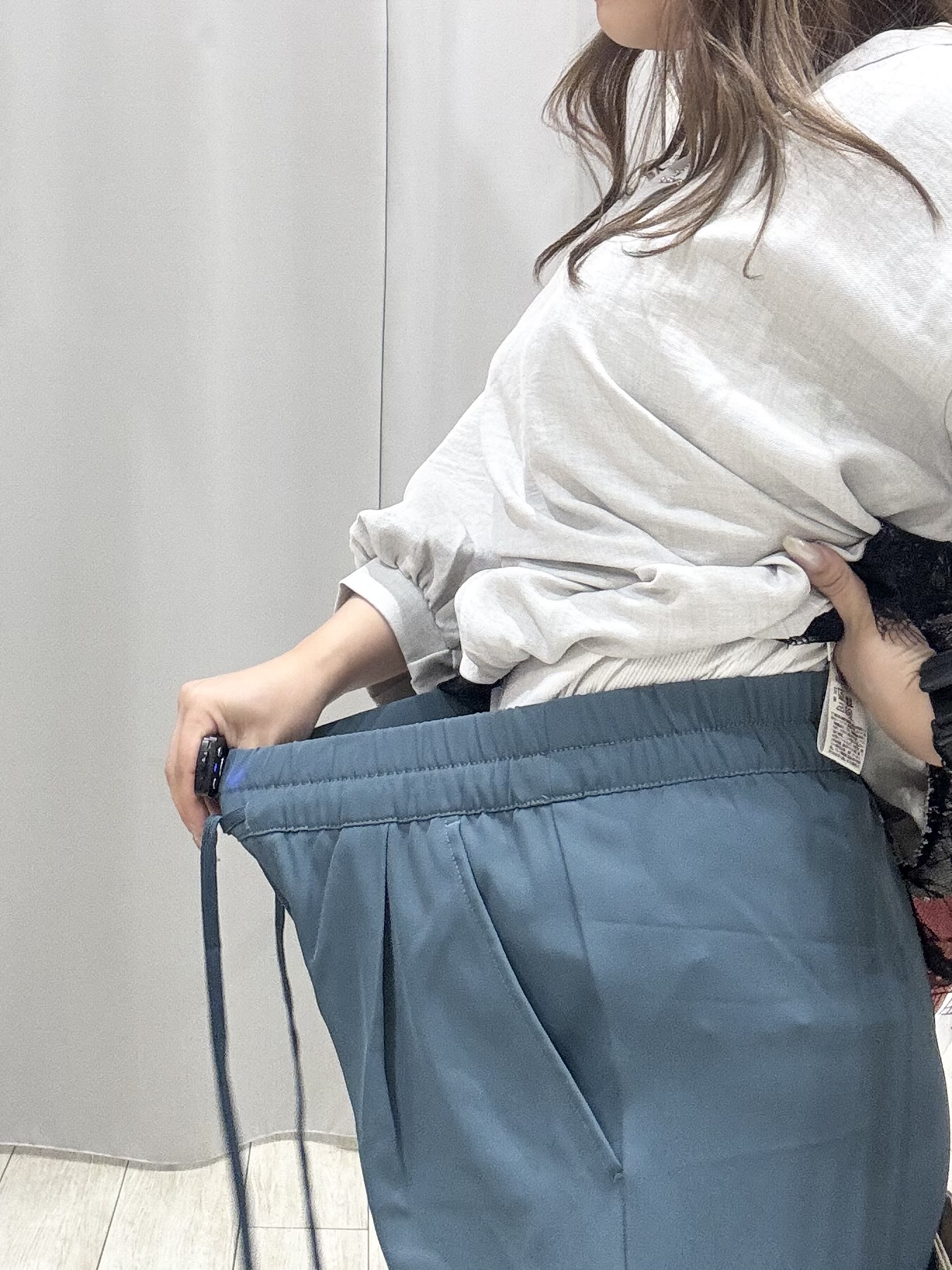 shioさんの「SHOO･LA･RUE｜【インしないで着られる/S-LL/洗濯機可】1枚で決まる裾レース 大人上品スキッパーブラウス」を使ったコーディネート