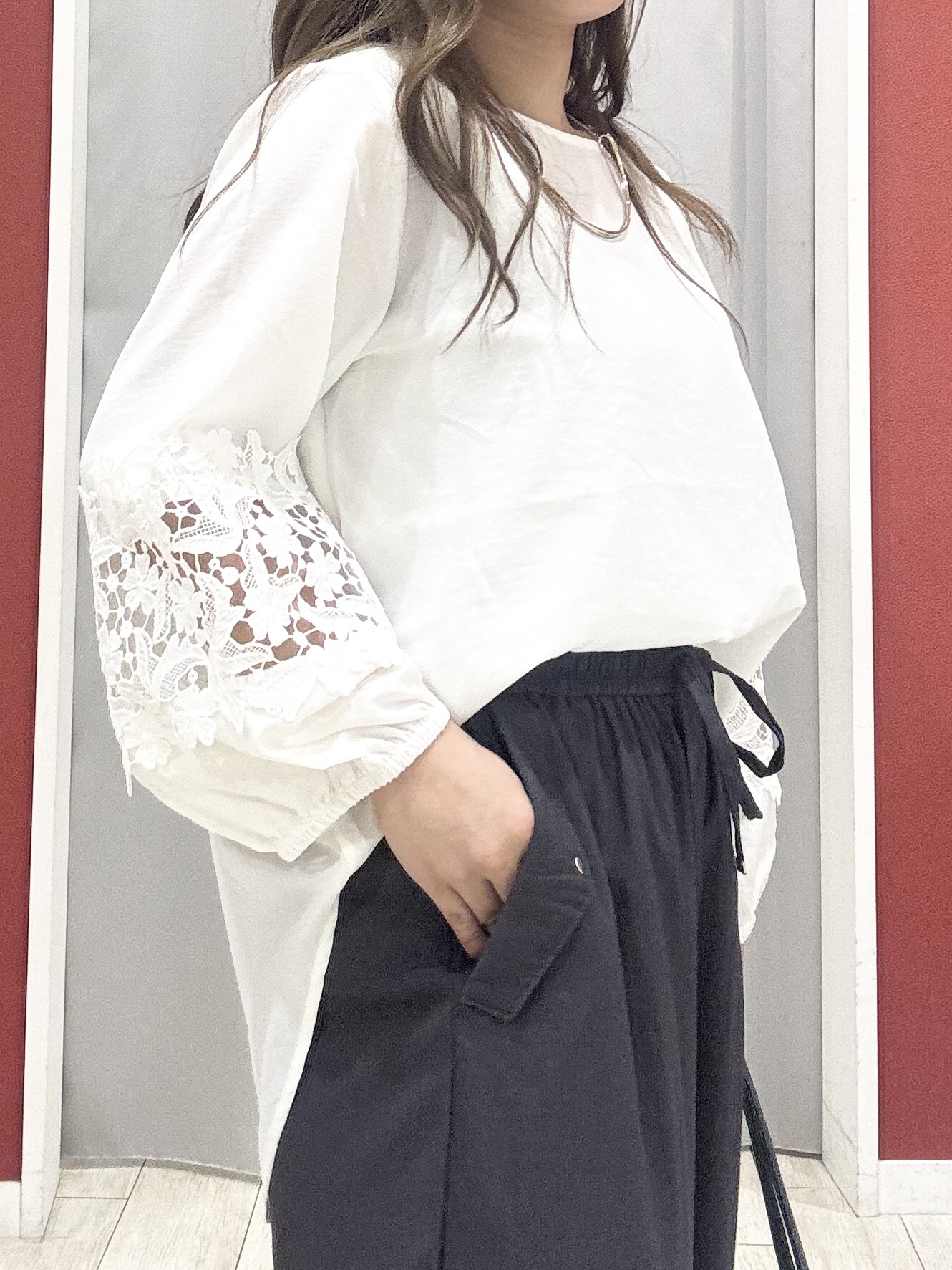 shioさんの「SHOO･LA･RUE｜【洗濯機可/S-LL/洗濯後しわになりにくい】刺繍レースで高見え インせず決まる主役ブラウス」を使ったコーディネート