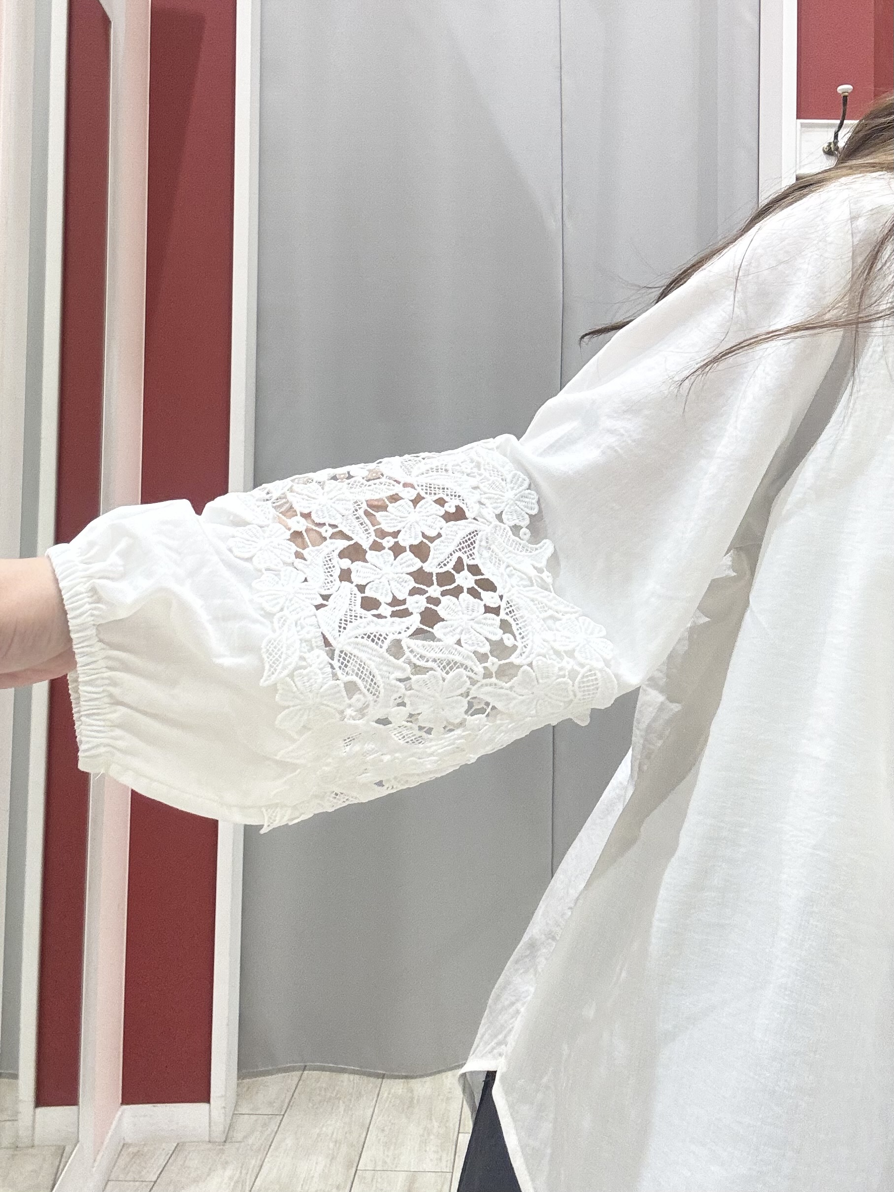 shioさんの「SHOO･LA･RUE｜【洗濯機可/S-LL/洗濯後しわになりにくい】刺繍レースで高見え インせず決まる主役ブラウス」を使ったコーディネート