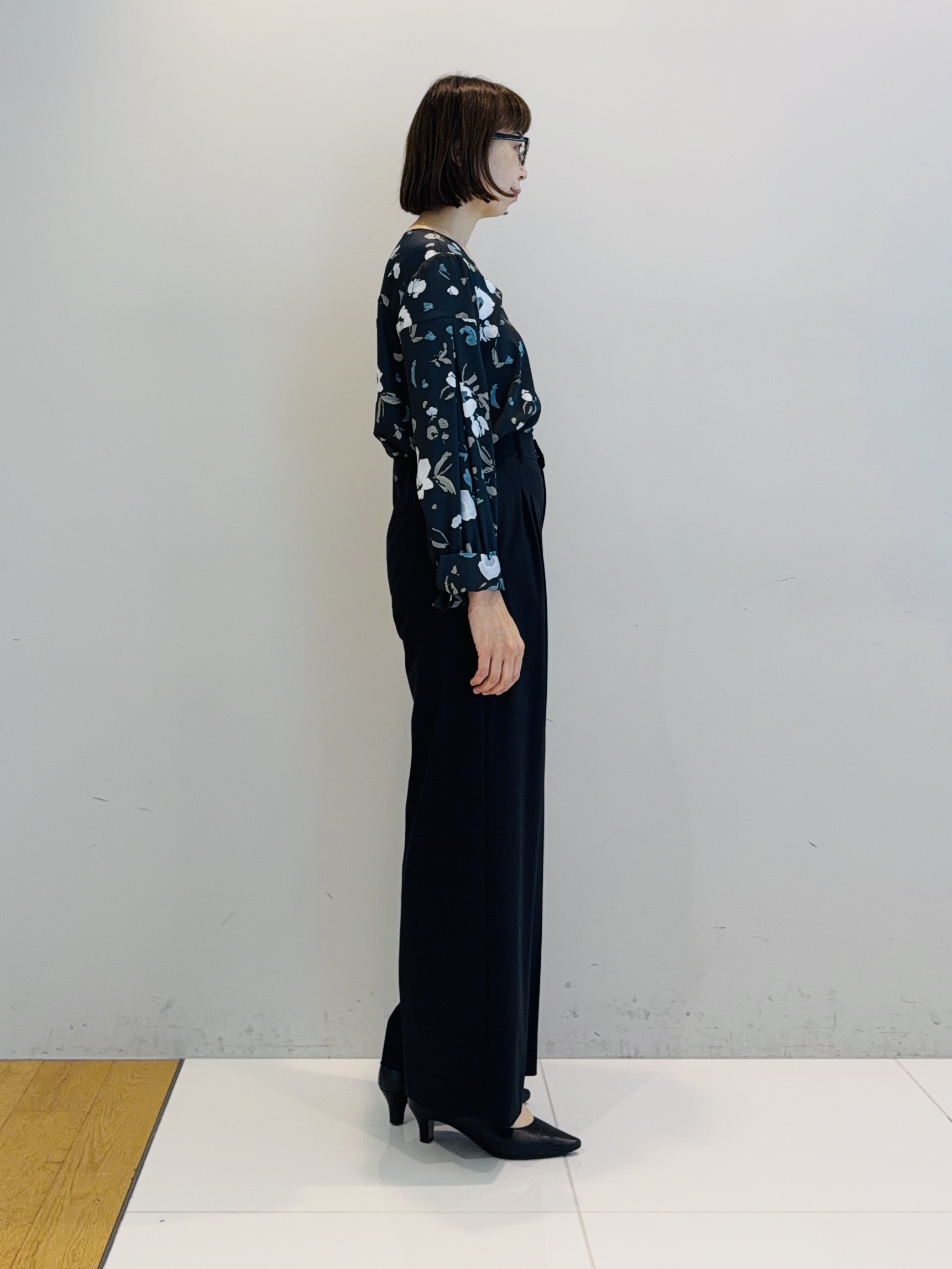 murayamaさんの「INDIVI｜【映える1枚】花柄プリントブラウス」を使ったコーディネート