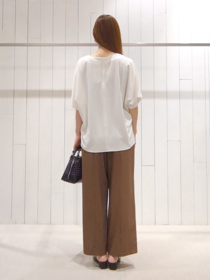 SHOさんの「INDIVI｜【体型＆二の腕カバー/着る日傘】ドルマントップス」を使ったコーディネート