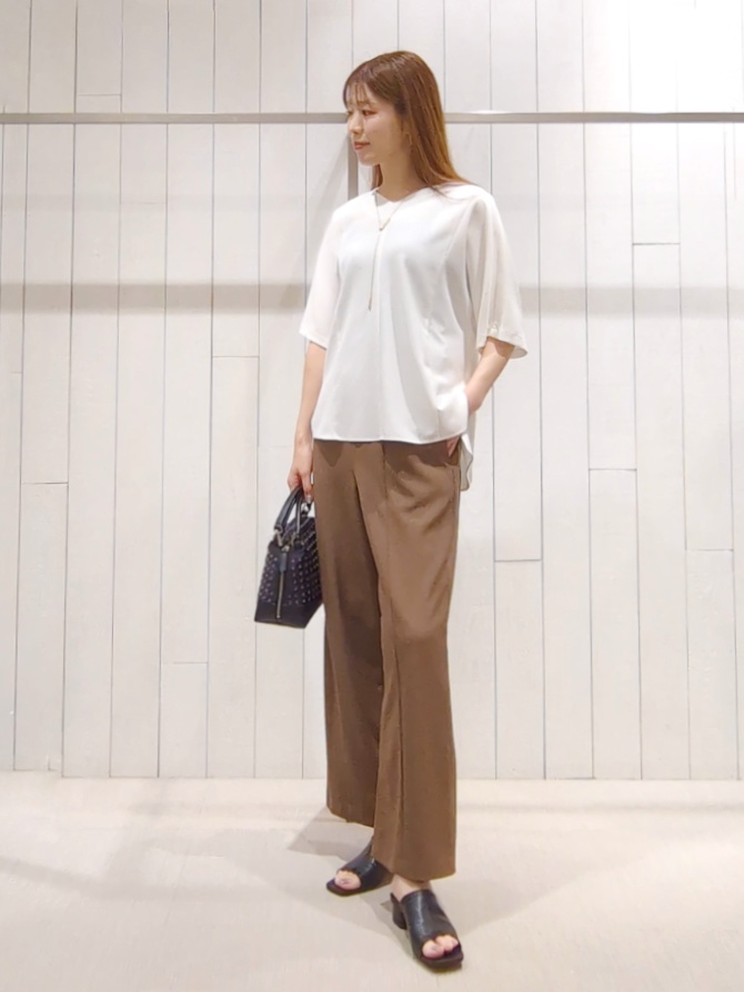 SHOさんの「INDIVI｜【体型＆二の腕カバー/着る日傘】ドルマントップス」を使ったコーディネート