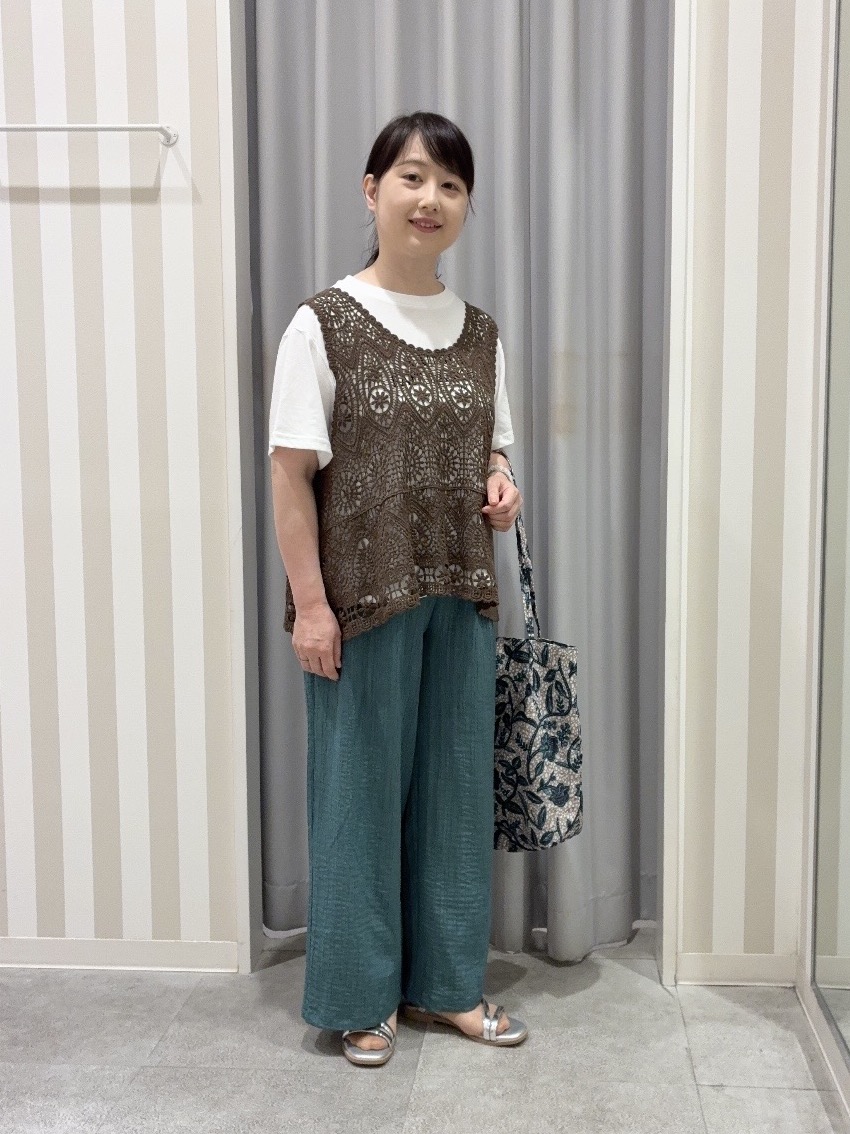 vanseさんの「SHOO･LA･RUE｜【2点セット/体型カバー】瞬間レイヤードコーデが完成 クロシェ編みベスト+ロゴT」を使ったコーディネート