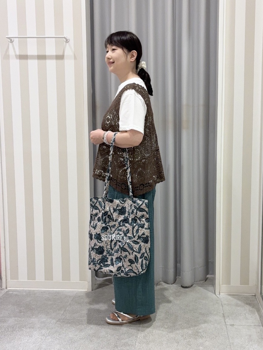 vanseさんの「SHOO･LA･RUE｜【2点セット/体型カバー】瞬間レイヤードコーデが完成 クロシェ編みベスト+ロゴT」を使ったコーディネート