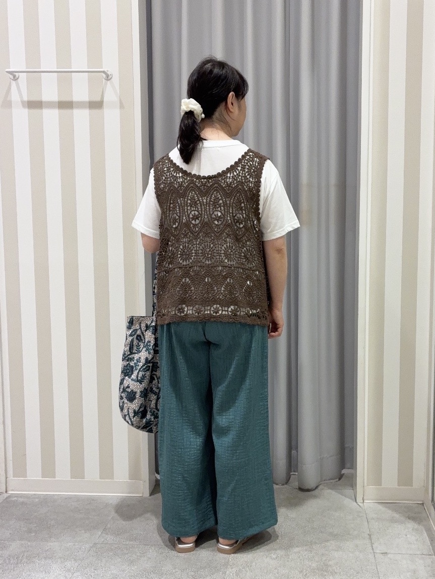 vanseさんの「SHOO･LA･RUE｜【2点セット/体型カバー】瞬間レイヤードコーデが完成 クロシェ編みベスト+ロゴT」を使ったコーディネート