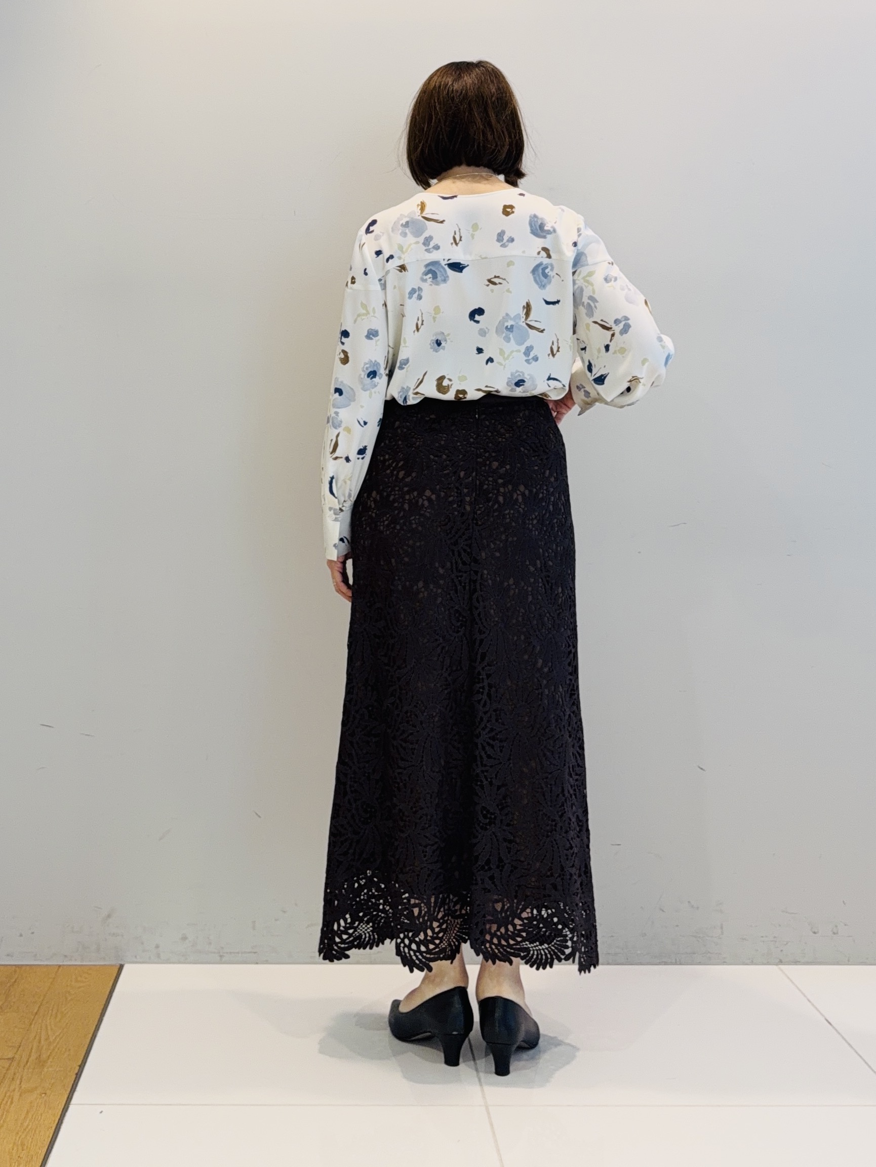 murayamaさんの「INDIVI｜【映える1枚】花柄プリントブラウス」を使ったコーディネート