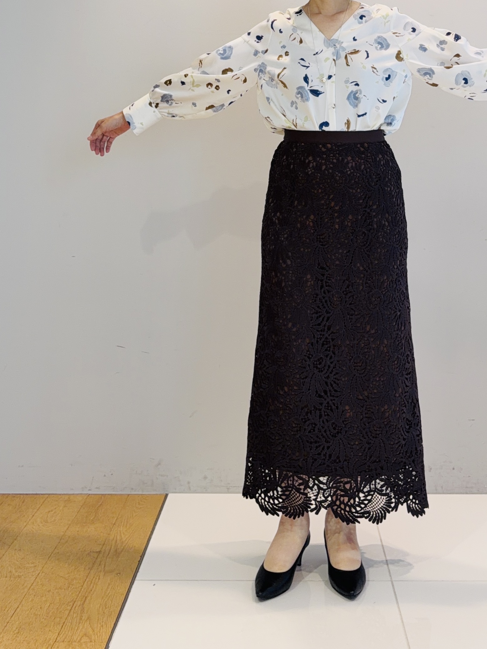 murayamaさんの「INDIVI｜【映える1枚】花柄プリントブラウス」を使ったコーディネート
