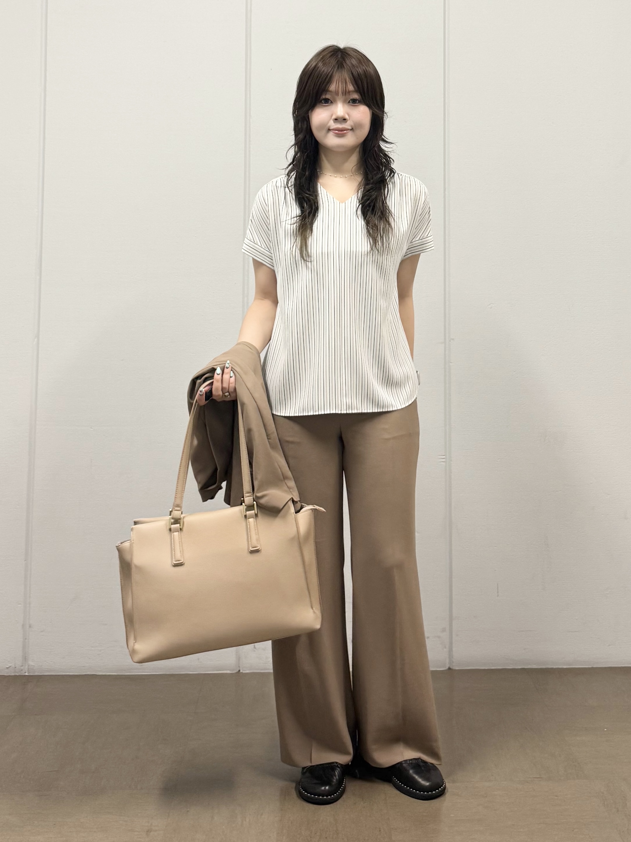 mizukiさんの「INDIVI｜【洗える／スーツインナー／UVケア】Vネックストライプブラウス」を使ったコーディネート