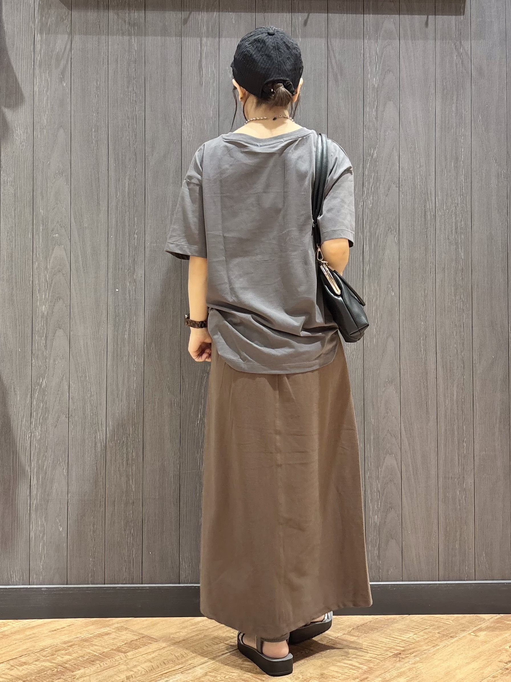 meiさんの「SHOO･LA･RUE｜【洗濯機可/体型カバー】プリントデザインが目を惹く 裾シャーリングTシャツ」を使ったコーディネート