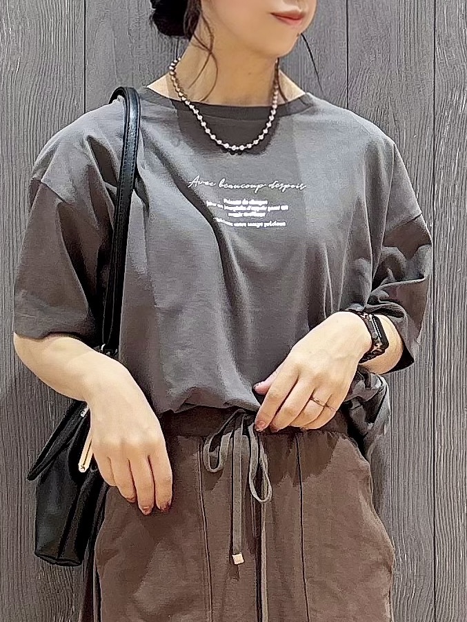 meiさんの「SHOO･LA･RUE｜【洗濯機可/体型カバー】プリントデザインが目を惹く 裾シャーリングTシャツ」を使ったコーディネート
