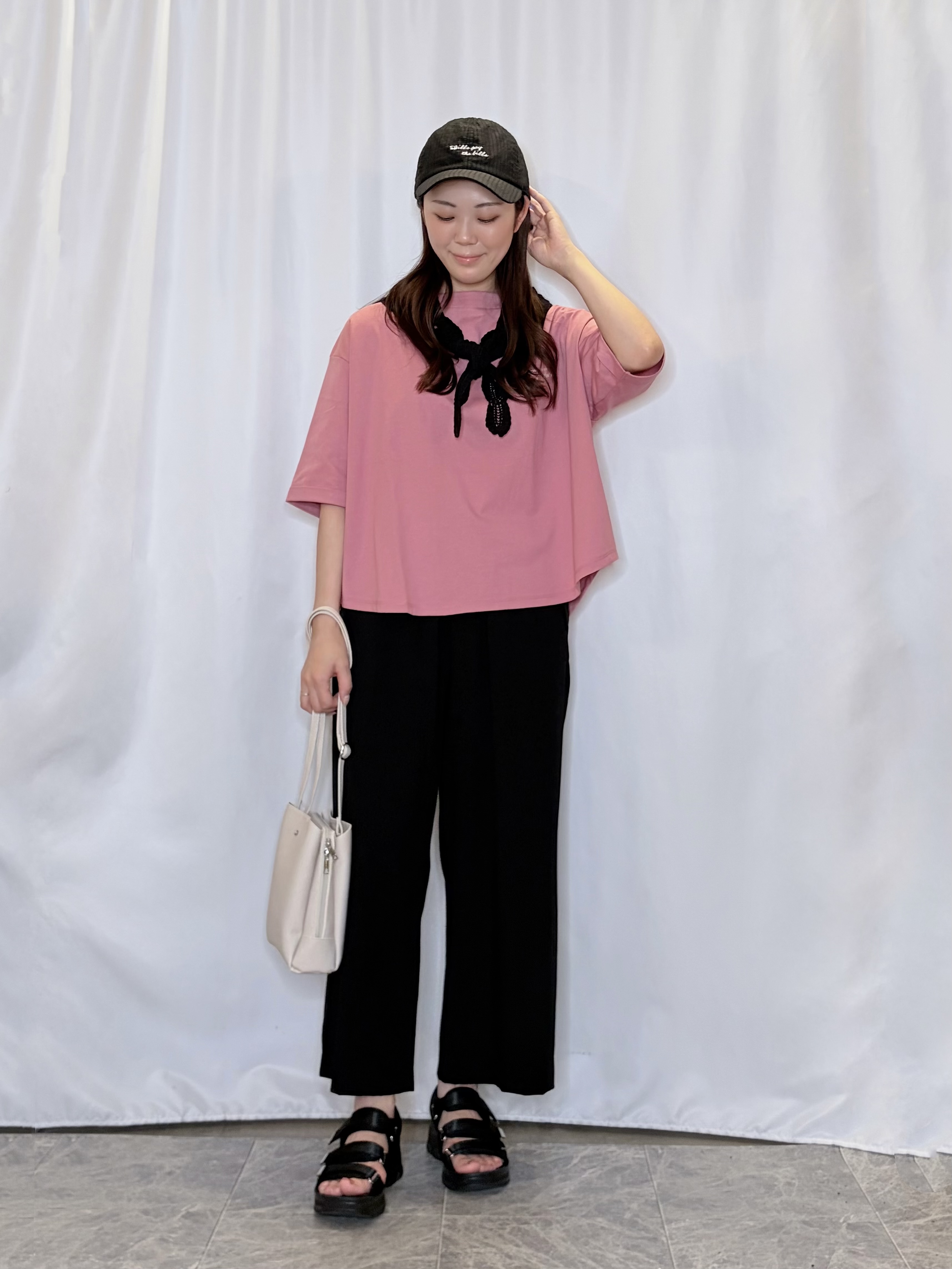 おうめさんの「SHOO･LA･RUE｜【洗濯機可/体型カバー】首元すっきり ゆるバックギャザーTシャツ」を使ったコーディネート