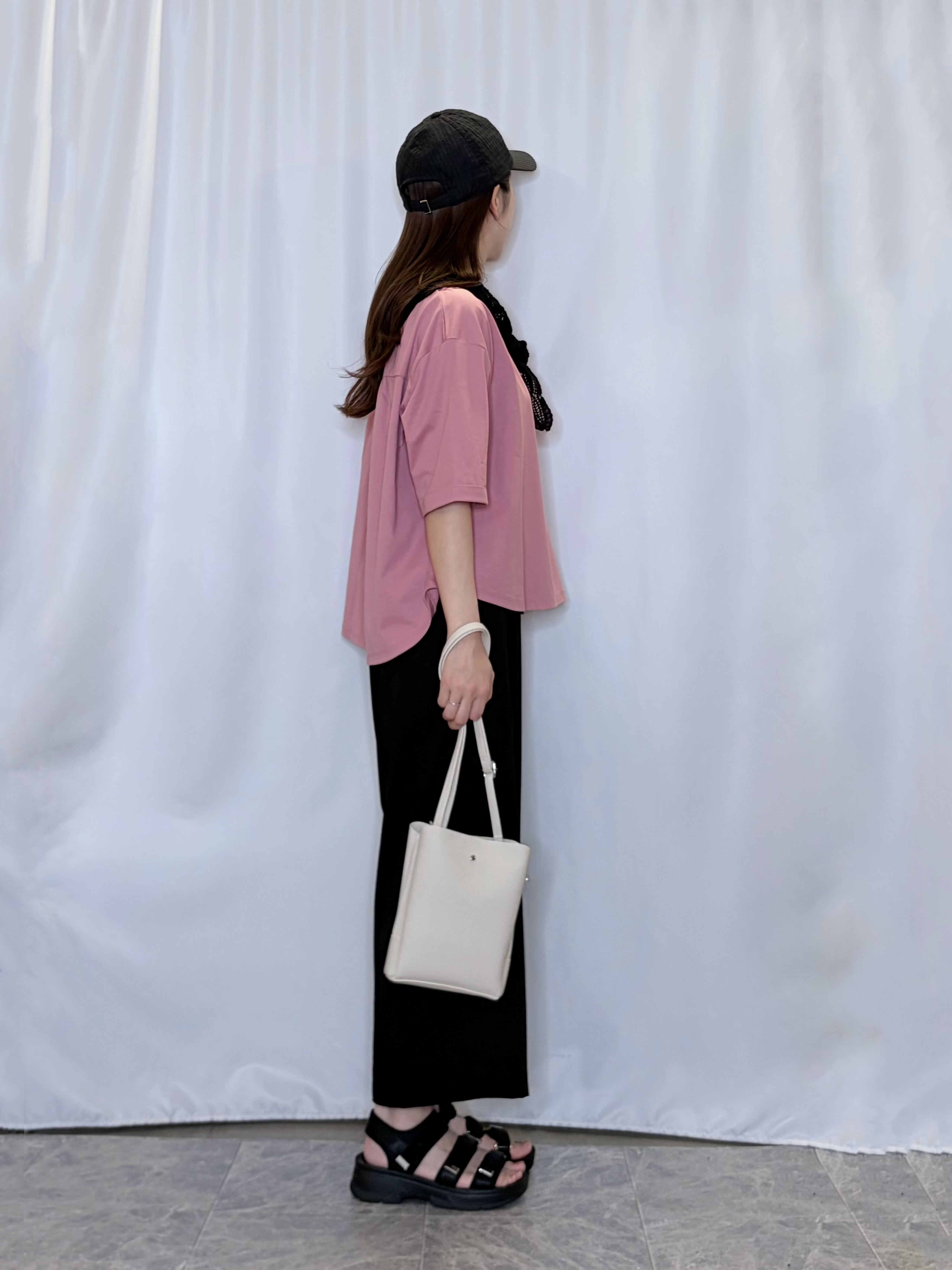 おうめさんの「SHOO･LA･RUE｜【洗濯機可/体型カバー】首元すっきり ゆるバックギャザーTシャツ」を使ったコーディネート