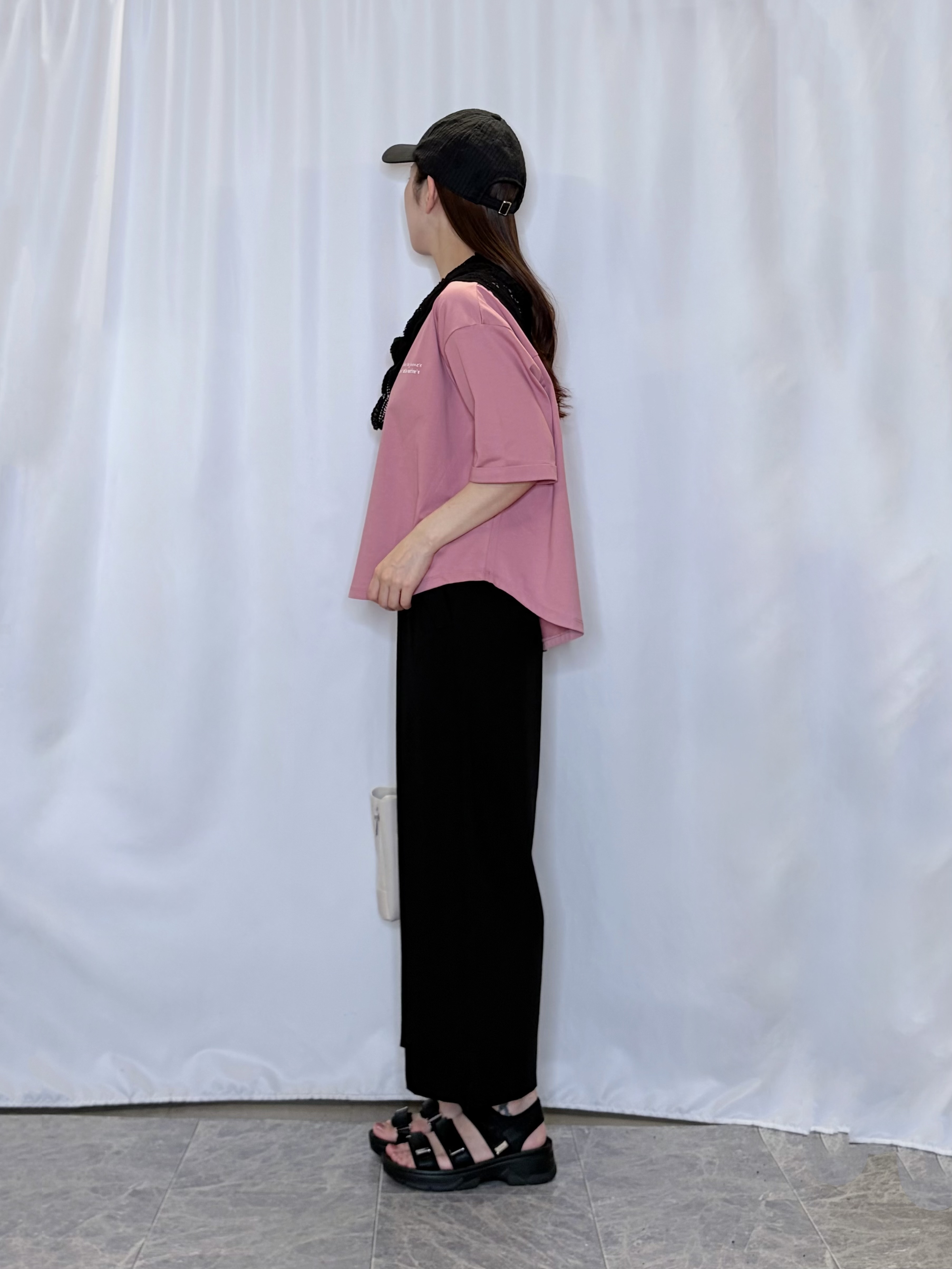 おうめさんの「SHOO･LA･RUE｜【洗濯機可/体型カバー】首元すっきり ゆるバックギャザーTシャツ」を使ったコーディネート