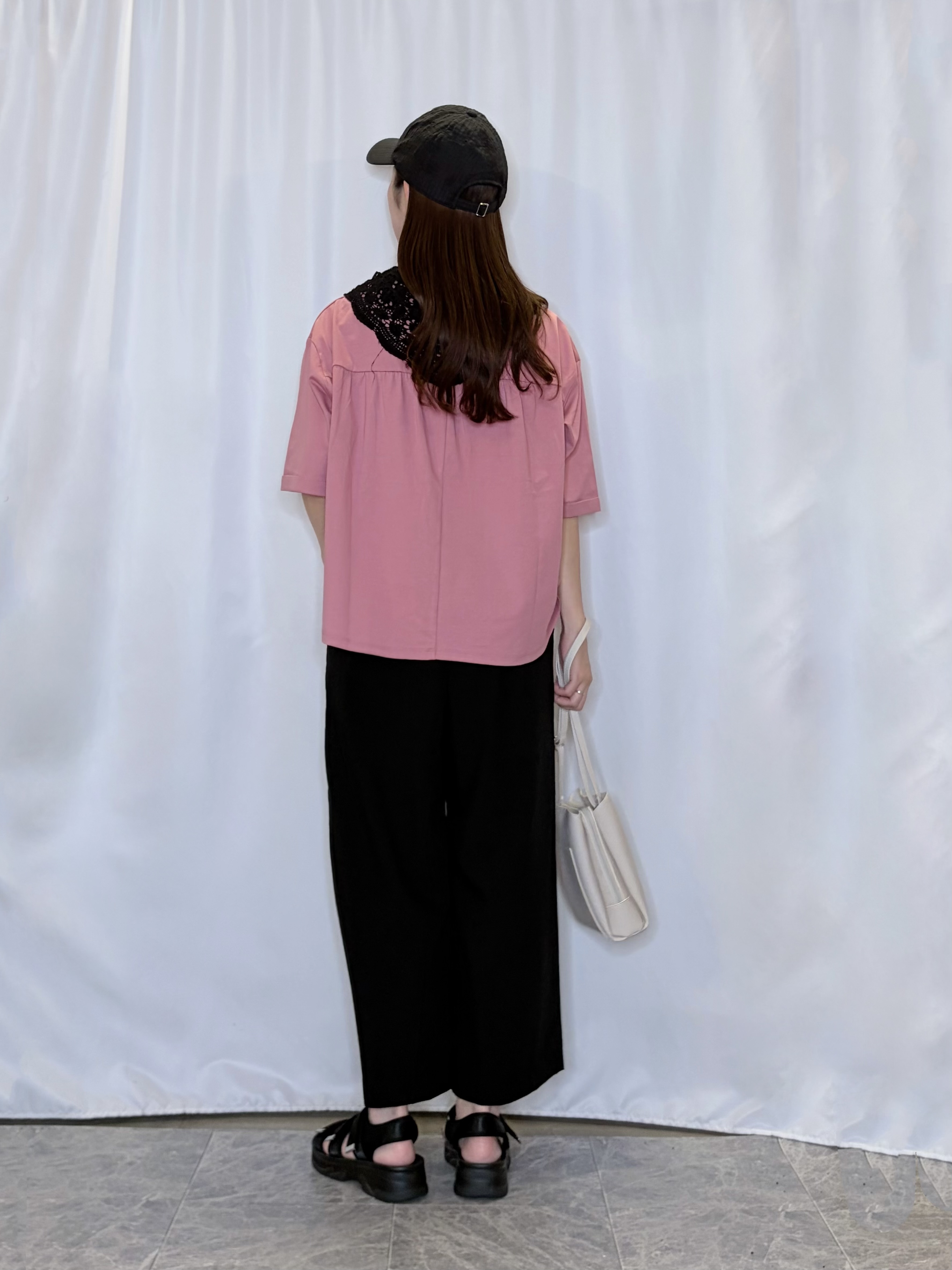 おうめさんの「SHOO･LA･RUE｜【洗濯機可/体型カバー】首元すっきり ゆるバックギャザーTシャツ」を使ったコーディネート