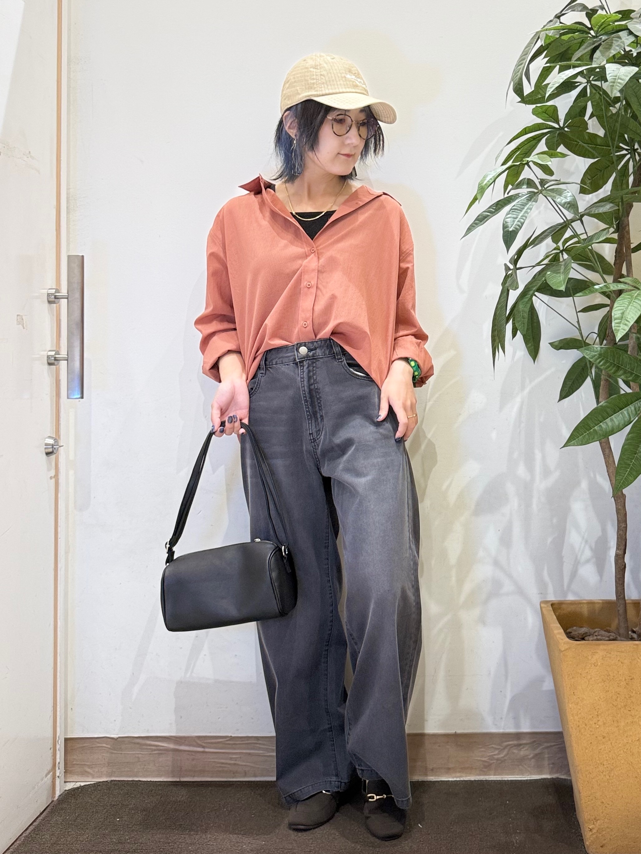 misakiさんの「SHOO･LA･RUE｜【通気性〇/S-LL/洗濯機可】羽織にも使いやすい きちんとベーシックシャツ」を使ったコーディネート