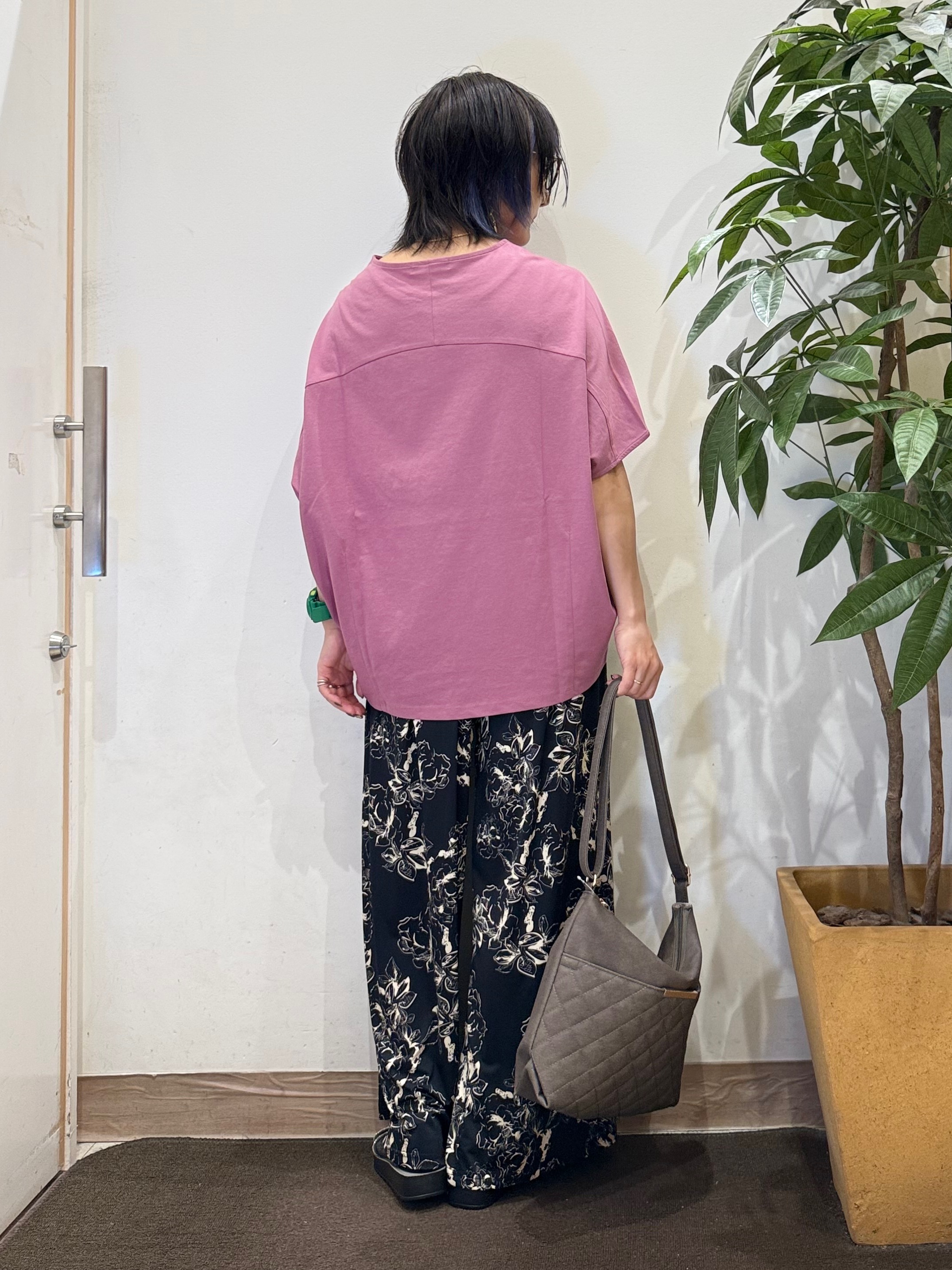 misakiさんの「SHOO･LA･RUE｜【洗濯機可/体型カバー】インせず着られる 上品見えのドルマントップス」を使ったコーディネート