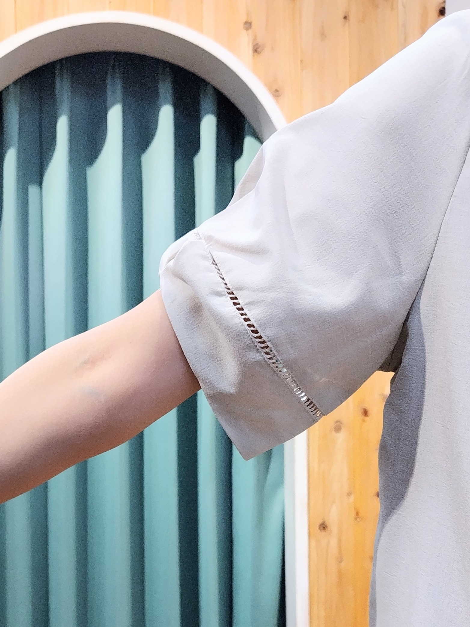 ショーコラさんの「SHOO･LA･RUE｜【洗濯後しわになりにくい/インせずきまる】シンプルだけど女性らしい 麻調スキッパーブラウス」を使ったコーディネート