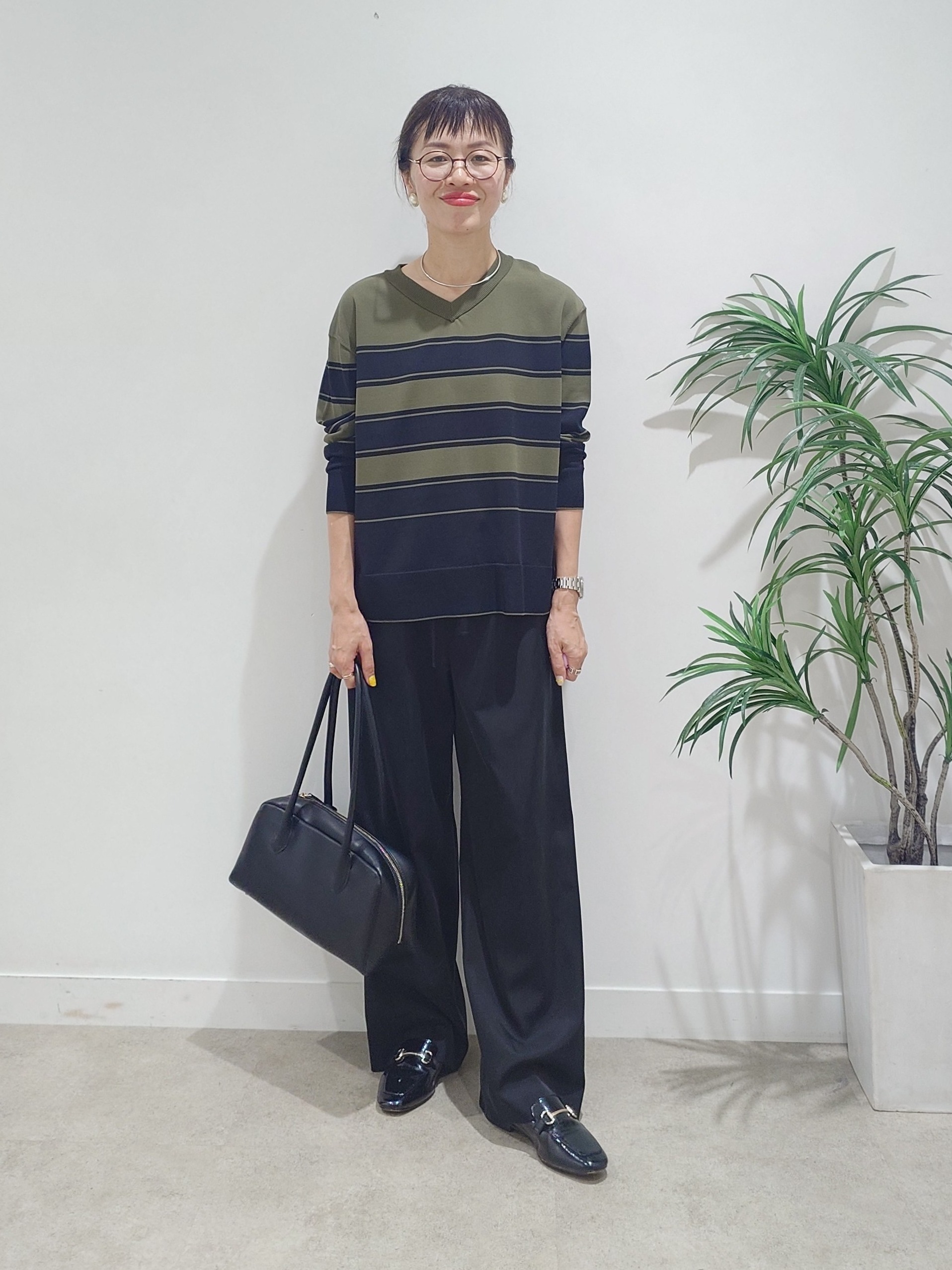 MUTSUKOさんの「UNTITLED｜【顔周りすっきり/体型カバー】ドライタッチVネックニットプルオーバー」を使ったコーディネート