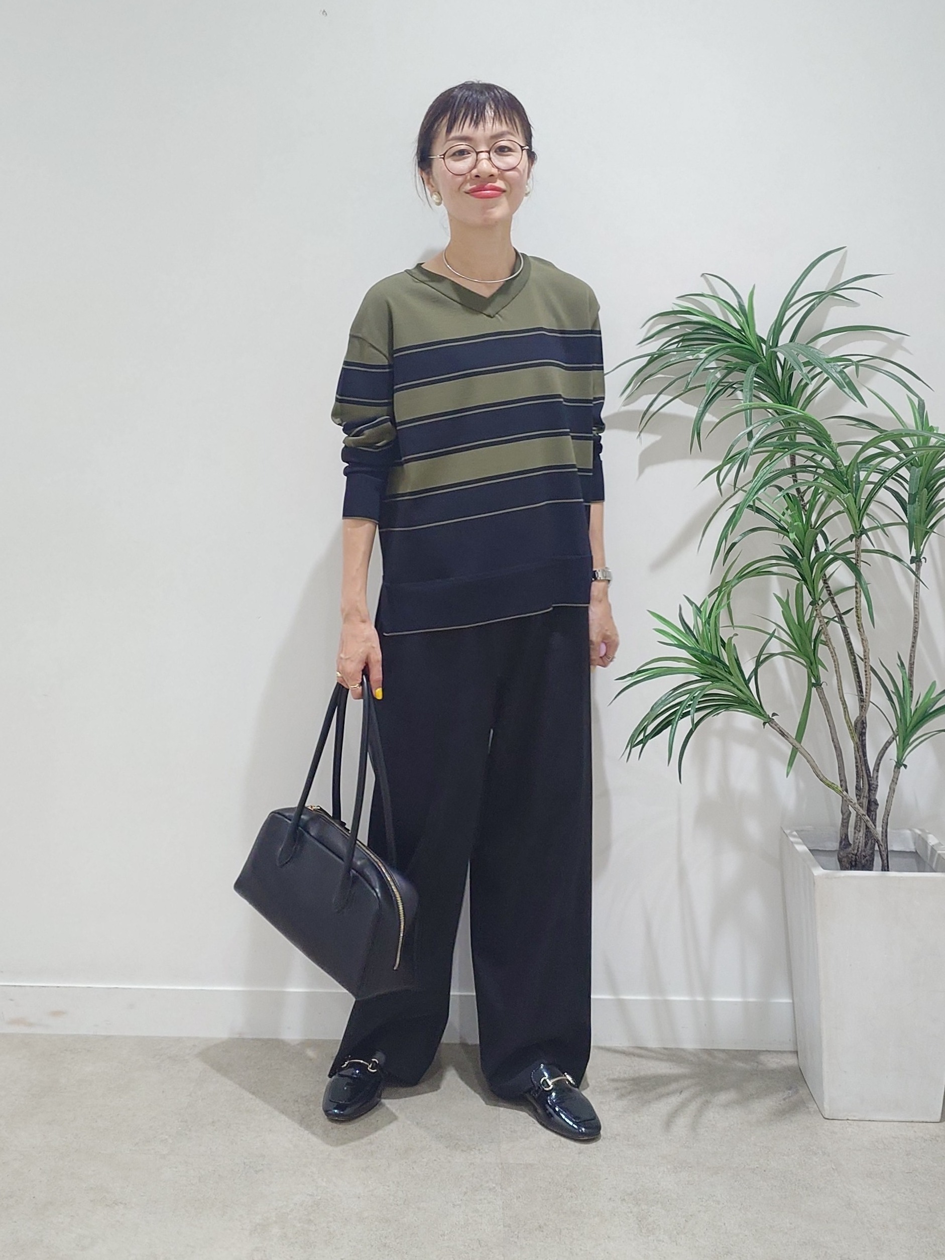 MUTSUKOさんの「UNTITLED｜【顔周りすっきり/体型カバー】ドライタッチVネックニットプルオーバー」を使ったコーディネート