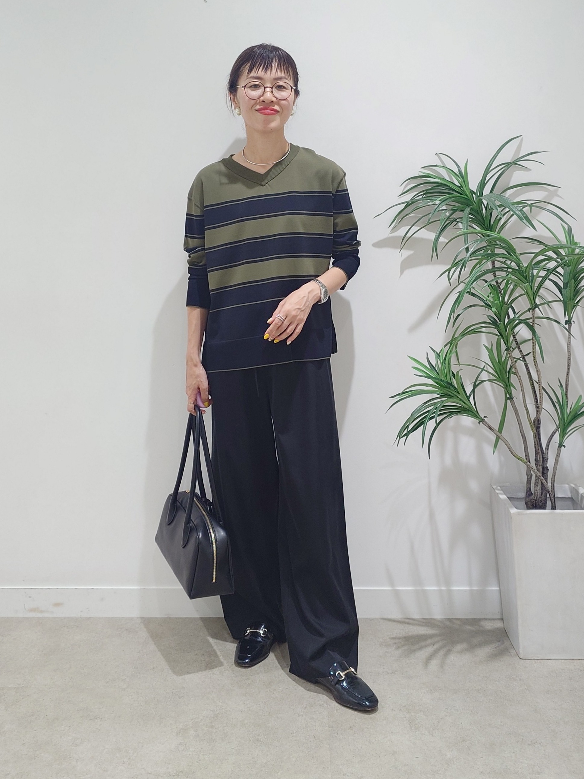 MUTSUKOさんの「UNTITLED｜【顔周りすっきり/体型カバー】ドライタッチVネックニットプルオーバー」を使ったコーディネート