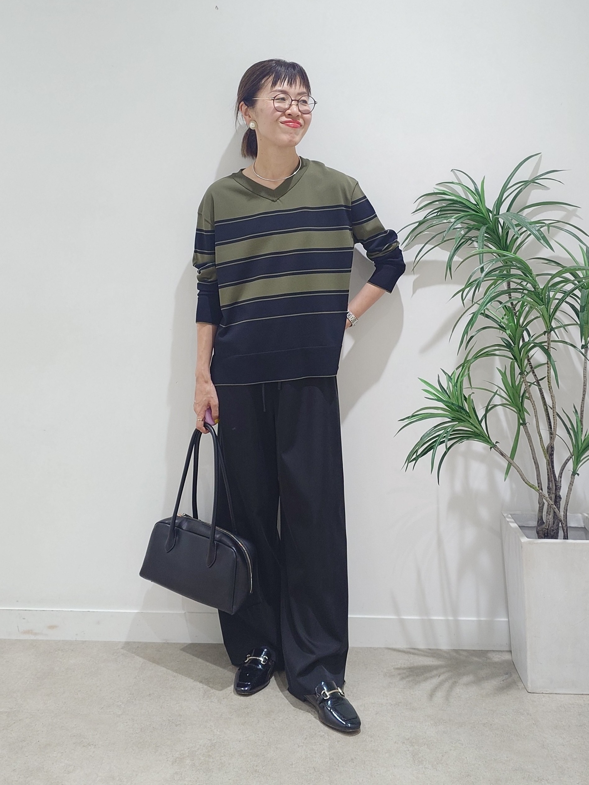 MUTSUKOさんの「UNTITLED｜【顔周りすっきり/体型カバー】ドライタッチVネックニットプルオーバー」を使ったコーディネート