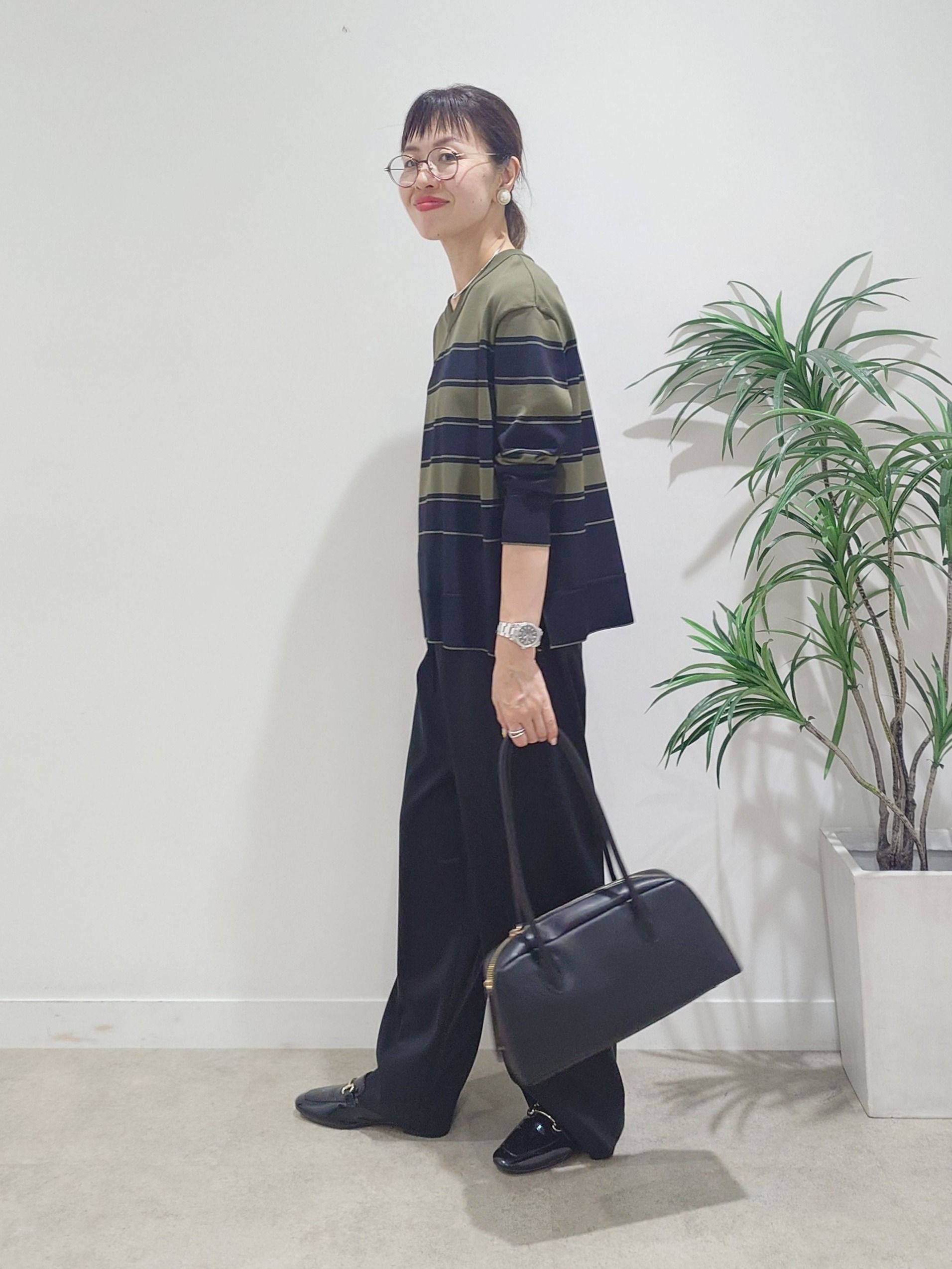 MUTSUKOさんの「UNTITLED｜【顔周りすっきり/体型カバー】ドライタッチVネックニットプルオーバー」を使ったコーディネート