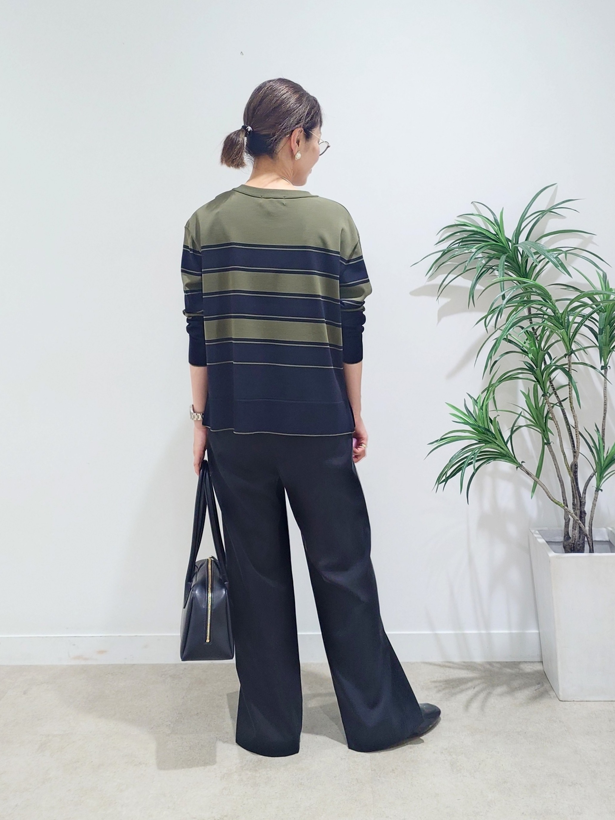 MUTSUKOさんの「UNTITLED｜【顔周りすっきり/体型カバー】ドライタッチVネックニットプルオーバー」を使ったコーディネート
