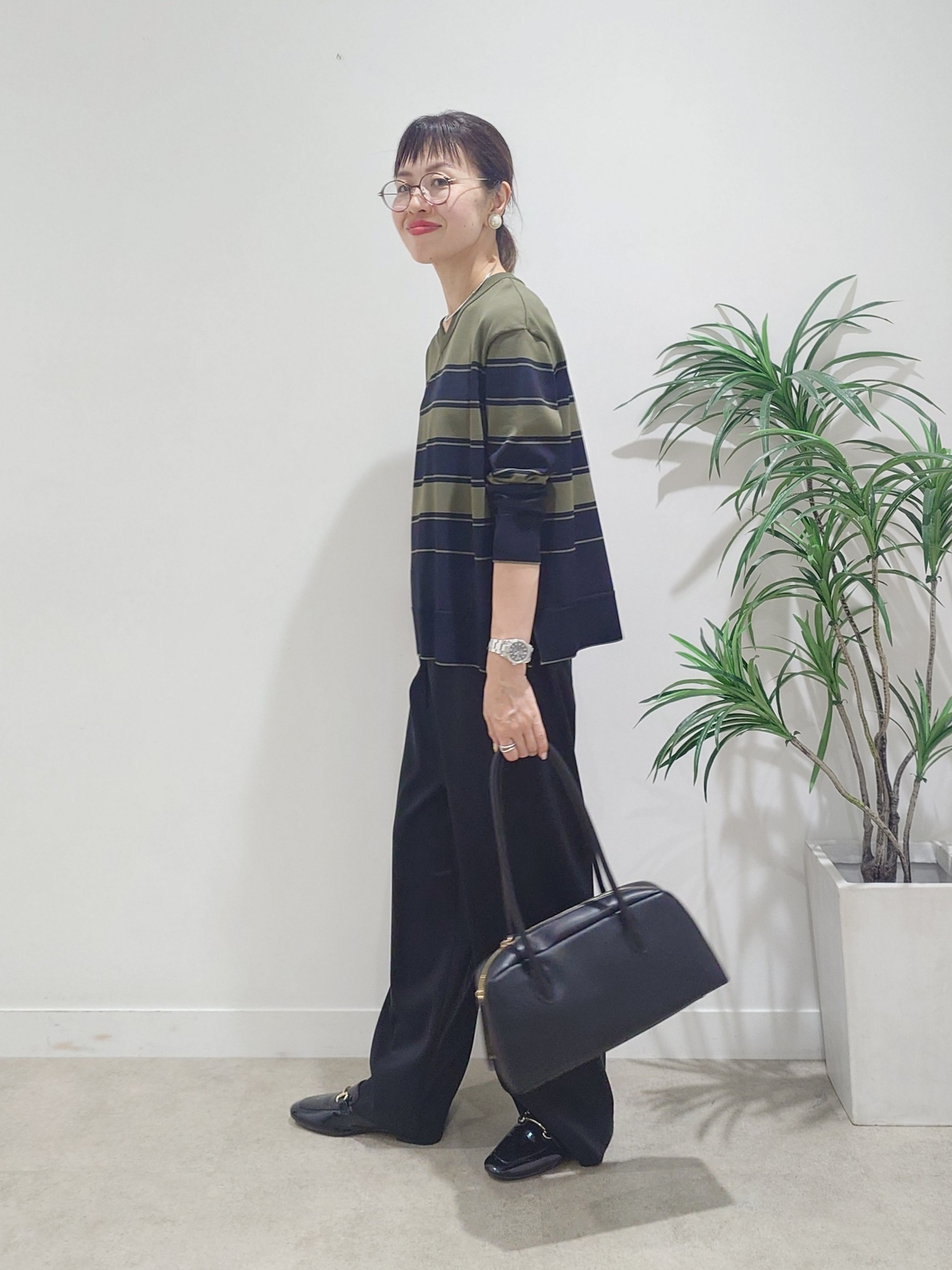 MUTSUKOさんの「UNTITLED｜【顔周りすっきり/体型カバー】ドライタッチVネックニットプルオーバー」を使ったコーディネート