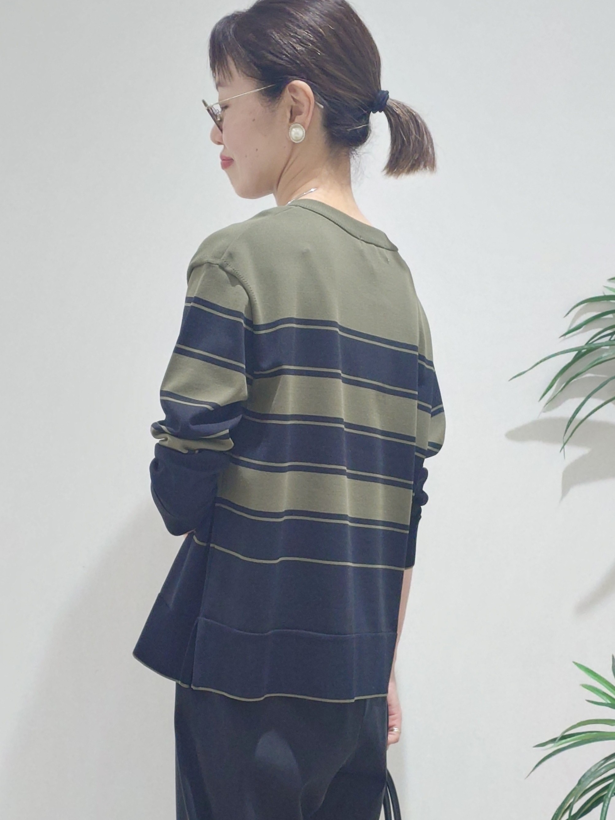 MUTSUKOさんの「UNTITLED｜【顔周りすっきり/体型カバー】ドライタッチVネックニットプルオーバー」を使ったコーディネート