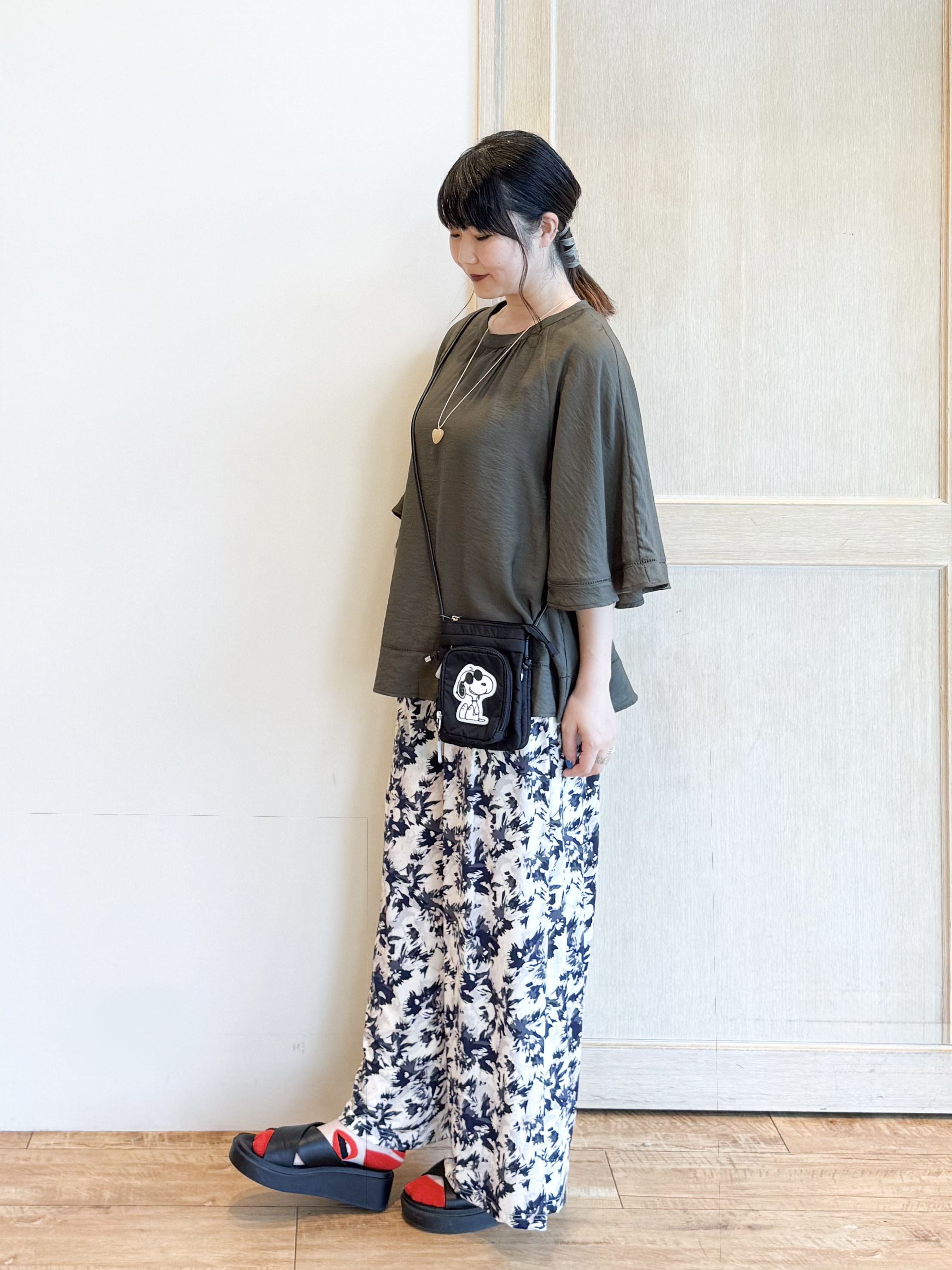 愛さんの「SHOO･LA･RUE｜【S-LL/洗濯機可/体型カバー】はしごレースがポイント スラブポンチョ風ブラウス」を使ったコーディネート