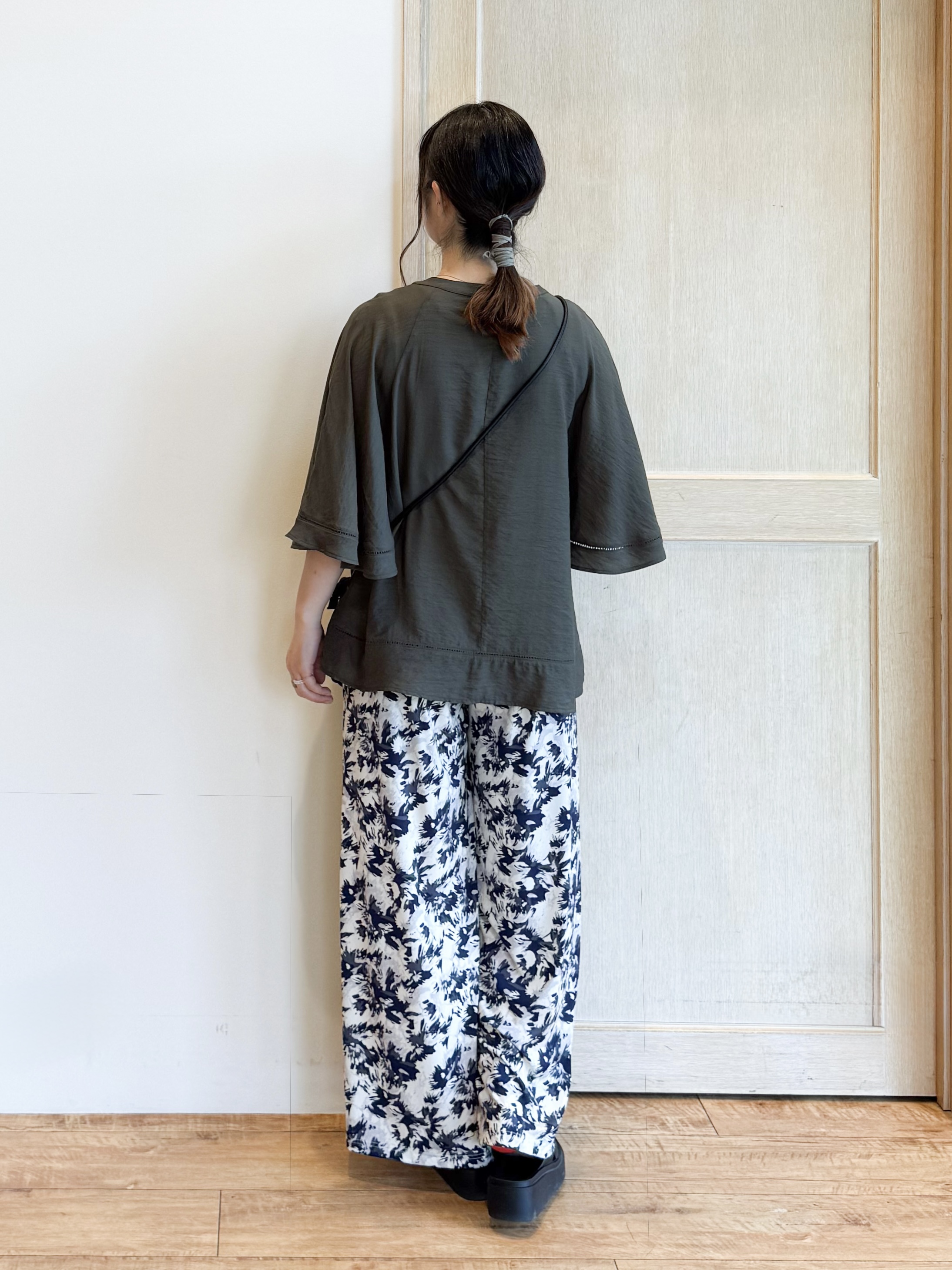 愛さんの「SHOO･LA･RUE｜【S-LL/洗濯機可/体型カバー】はしごレースがポイント スラブポンチョ風ブラウス」を使ったコーディネート