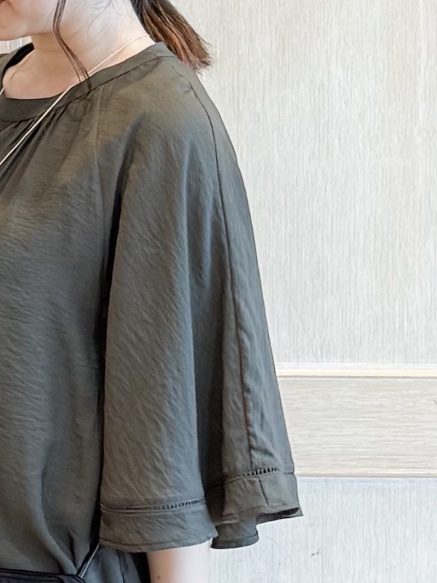 愛さんの「SHOO･LA･RUE｜【S-LL/洗濯機可/体型カバー】はしごレースがポイント スラブポンチョ風ブラウス」を使ったコーディネート