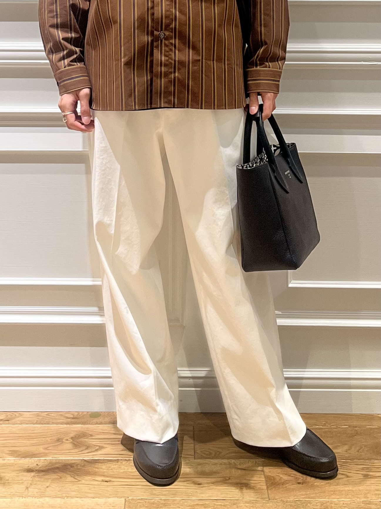 Watanabeさんの「DRESSTERIOR｜【日本製】バンドカラー ブラウンレジメンタル ストライプシャツ」を使ったコーディネート