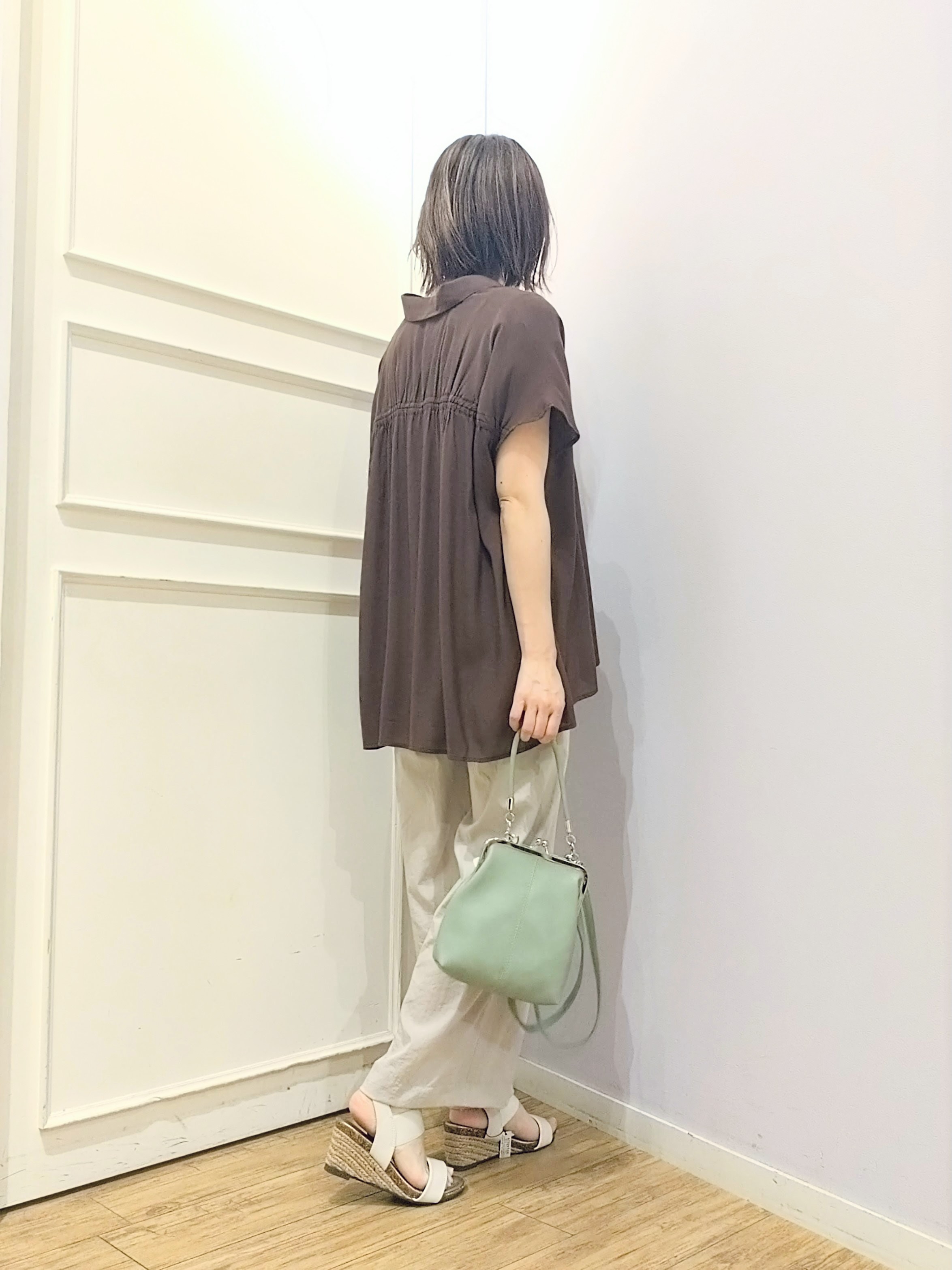 miomioさんの「SHOO･LA･RUE｜【UV/洗濯機可】ほんのりシアーで上品な バックギャザーブラウス」を使ったコーディネート