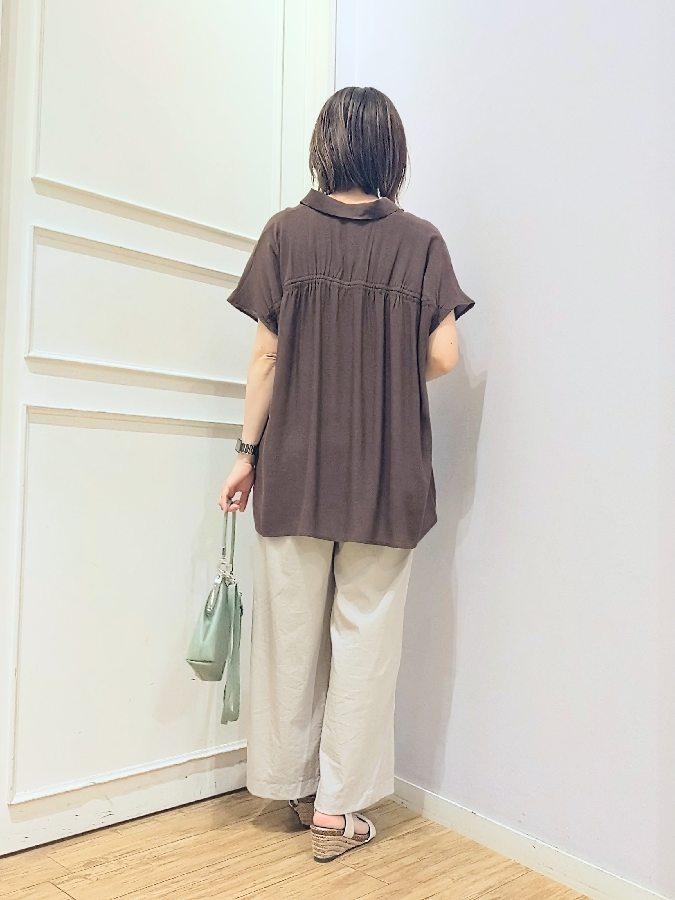 miomioさんの「SHOO･LA･RUE｜【UV/洗濯機可】ほんのりシアーで上品な バックギャザーブラウス」を使ったコーディネート