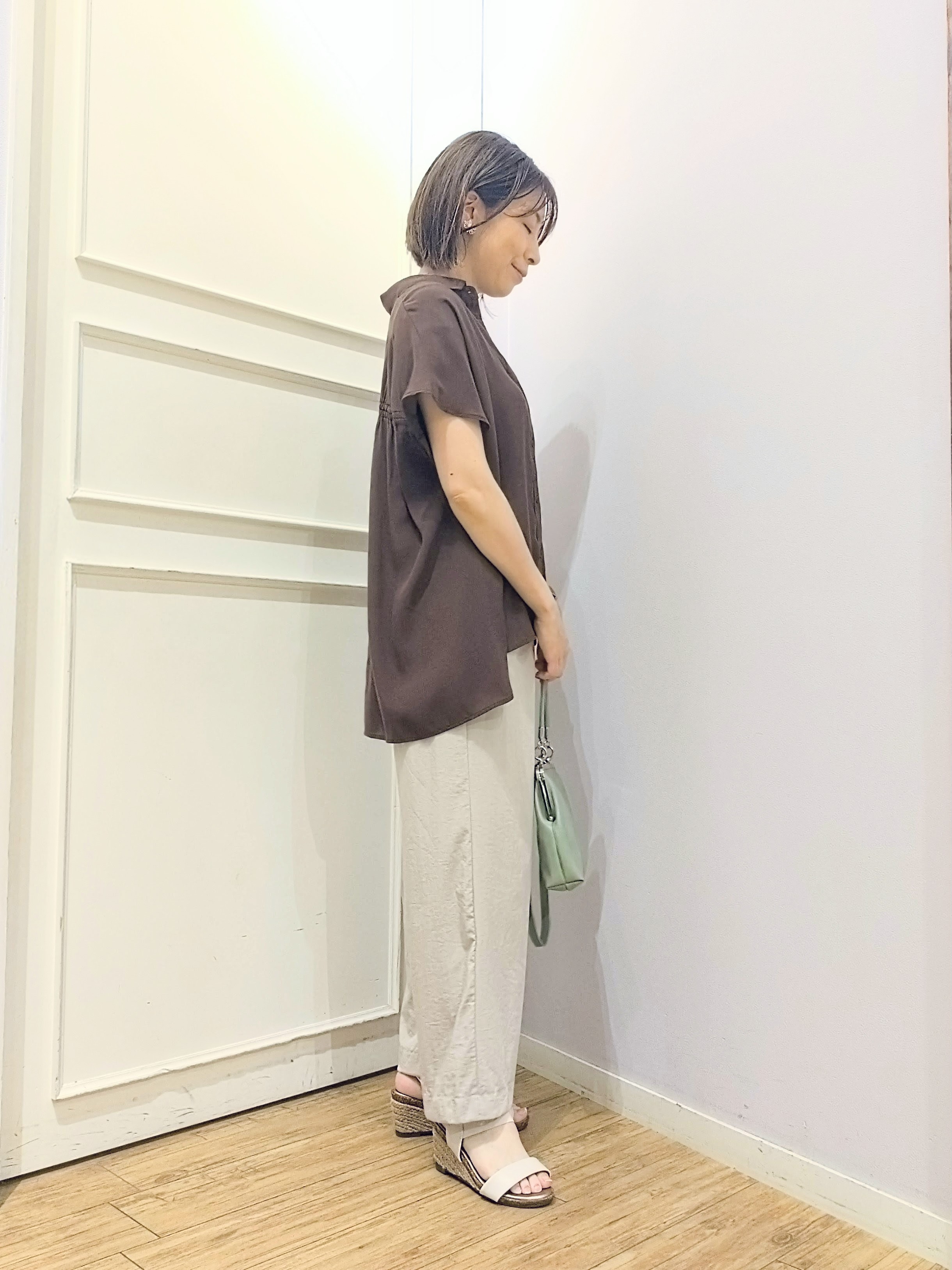 miomioさんの「SHOO･LA･RUE｜【UV/洗濯機可】ほんのりシアーで上品な バックギャザーブラウス」を使ったコーディネート