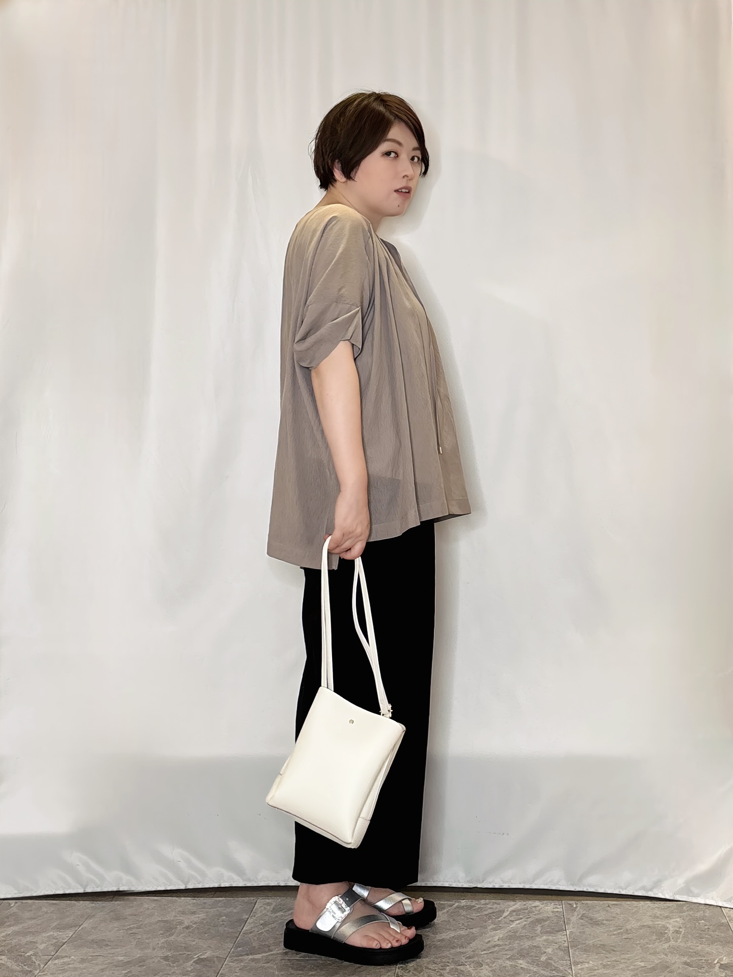 たみさんの「SHOO･LA･RUE｜【2点セット/洗濯機可】大人の抜け感 インせず決まるリボン付きブラウス＆タンクトップ」を使ったコーディネート