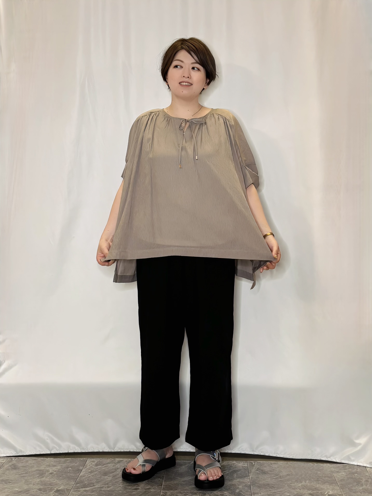 たみさんの「SHOO･LA･RUE｜【2点セット/洗濯機可】大人の抜け感 インせず決まるリボン付きブラウス＆タンクトップ」を使ったコーディネート