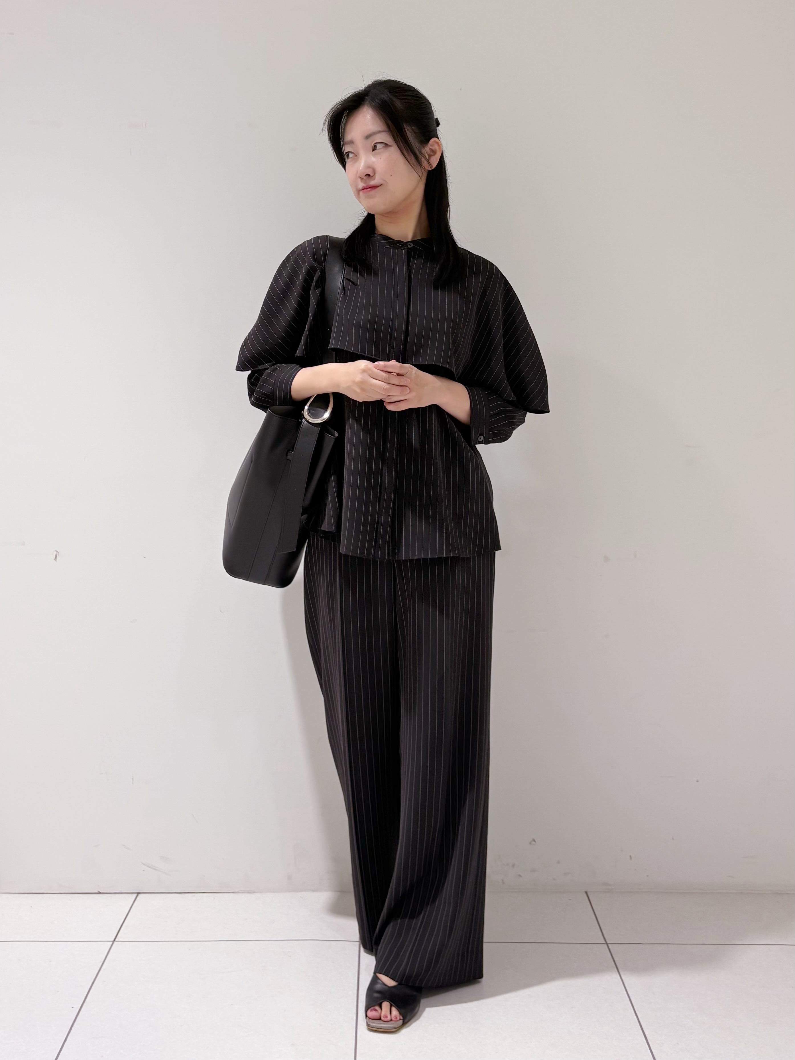 momokoさんの「INDIVI｜【羽織りにも！/UVケア/着る日傘】ケープ風ブラウス」を使ったコーディネート
