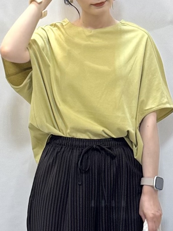 𝐇𝐢𝐫𝐨𝐦𝐢さんの「SHOO･LA･RUE｜【洗濯機可/体型カバー】インせず着られる 上品見えのドルマントップス」を使ったコーディネート