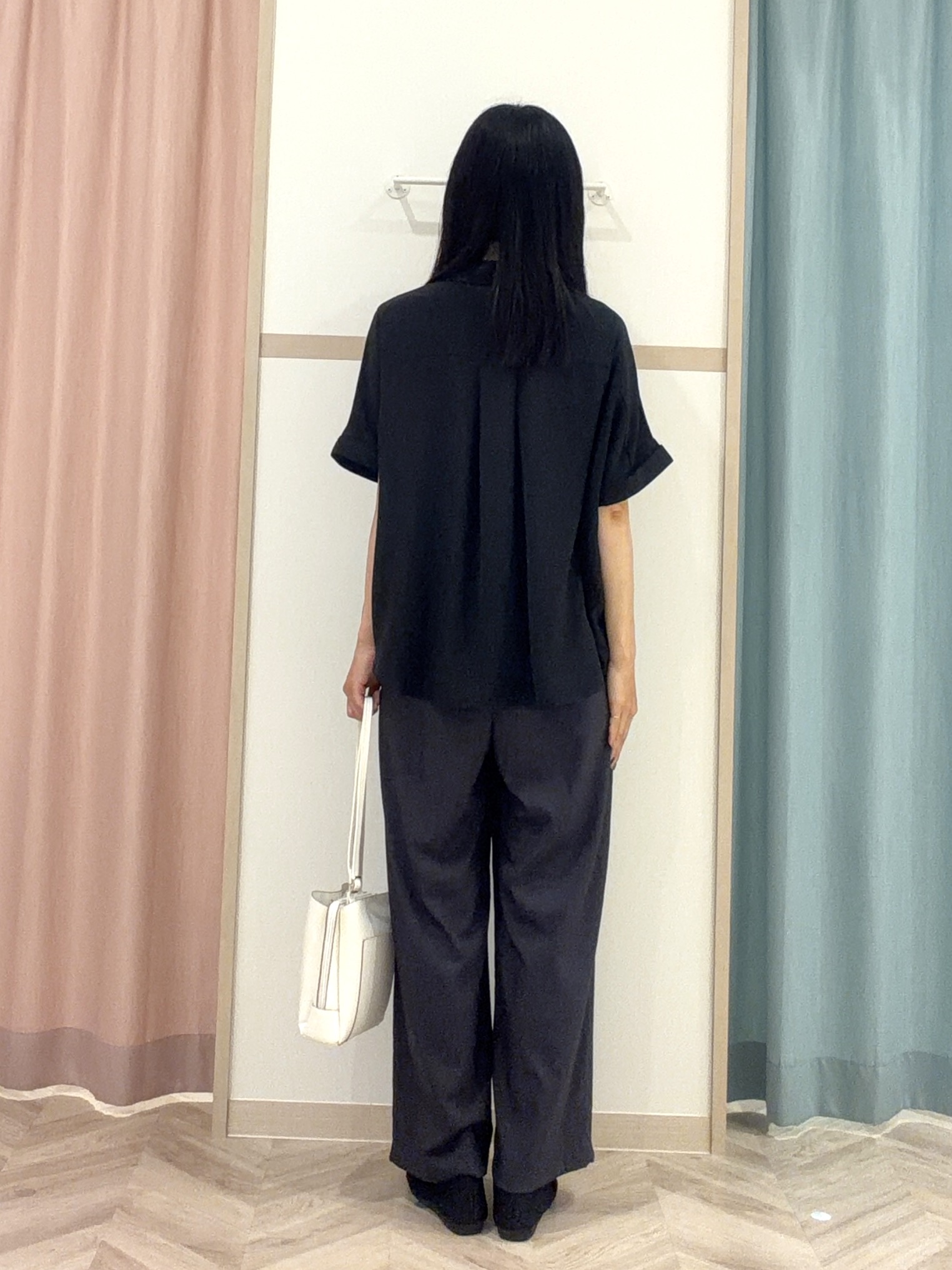 大西直穂さんの「SHOO･LA･RUE｜【洗濯後しわになりにくい/体型カバー】二の腕も隠せる　お袖ロールアップ半袖シャツ」を使ったコーディネート